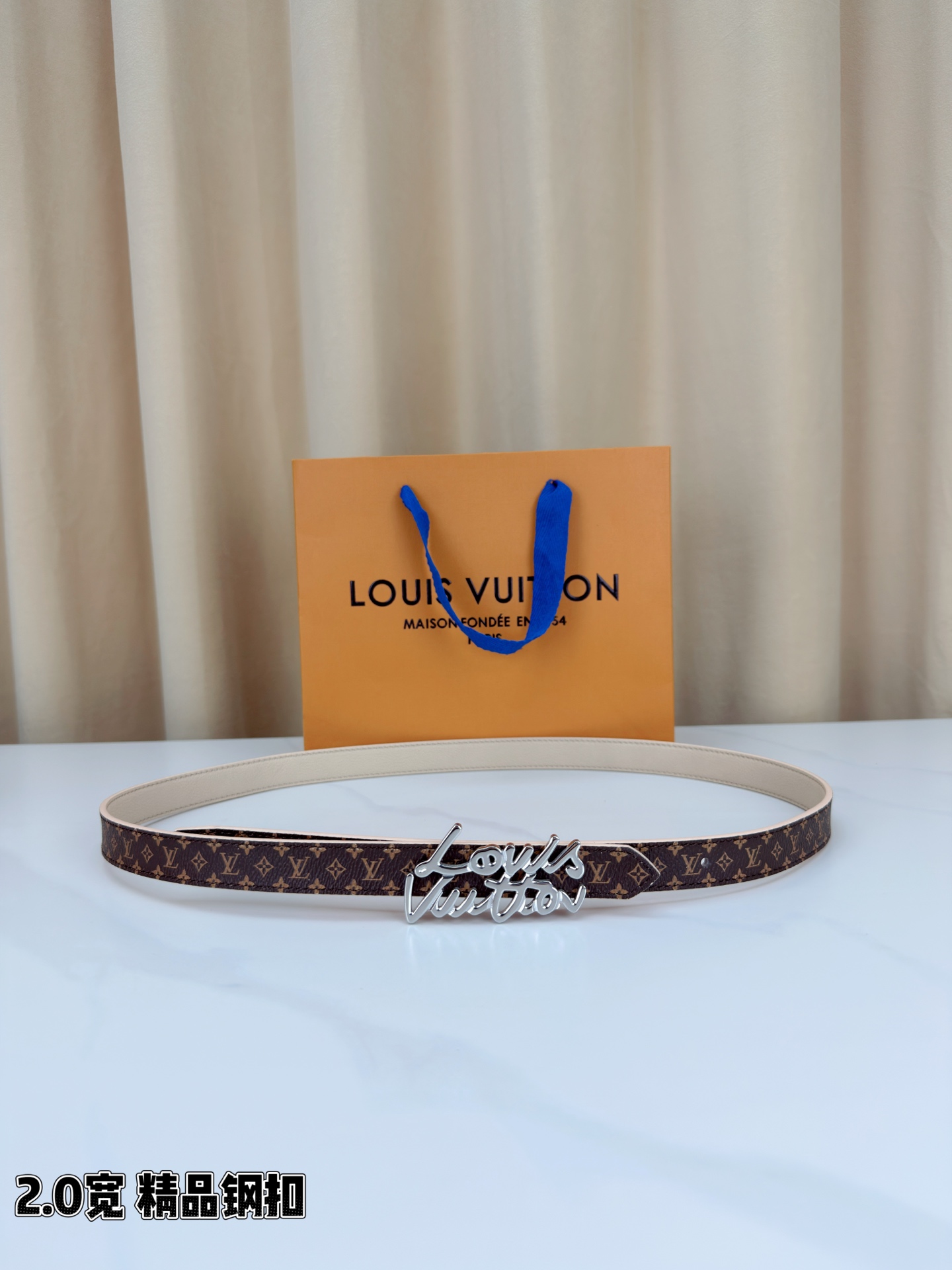 路易威登2.0宽双面腰带，经典老花邂逅纯色荔枝纹，两面风情随心切换。花体钢扣镌刻品牌之名，金银光泽温婉流