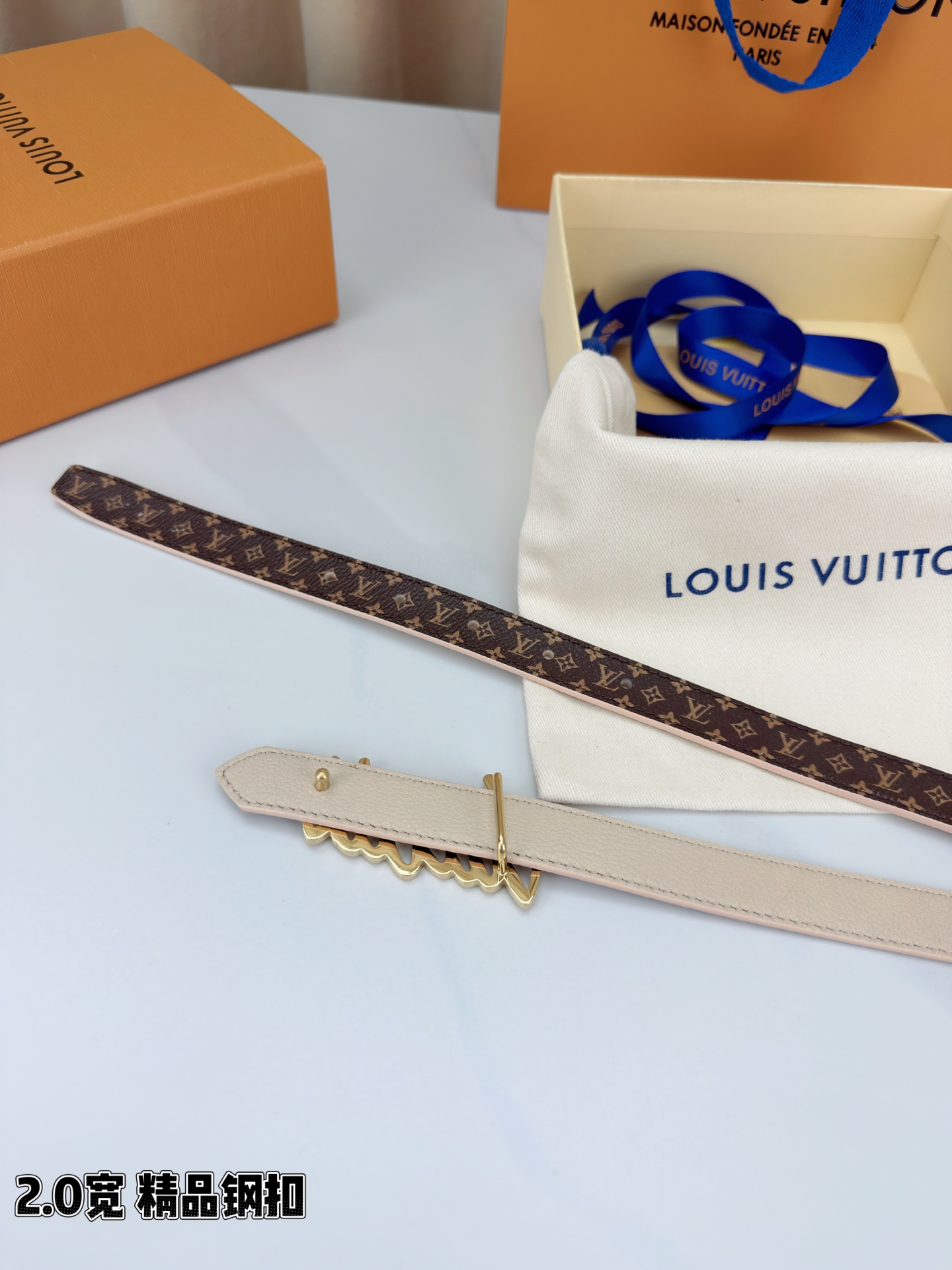 路易威登2.0宽双面腰带，经典老花邂逅纯色荔枝纹，两面风情随心切换。花体钢扣镌刻品牌之名，金银光泽温婉流