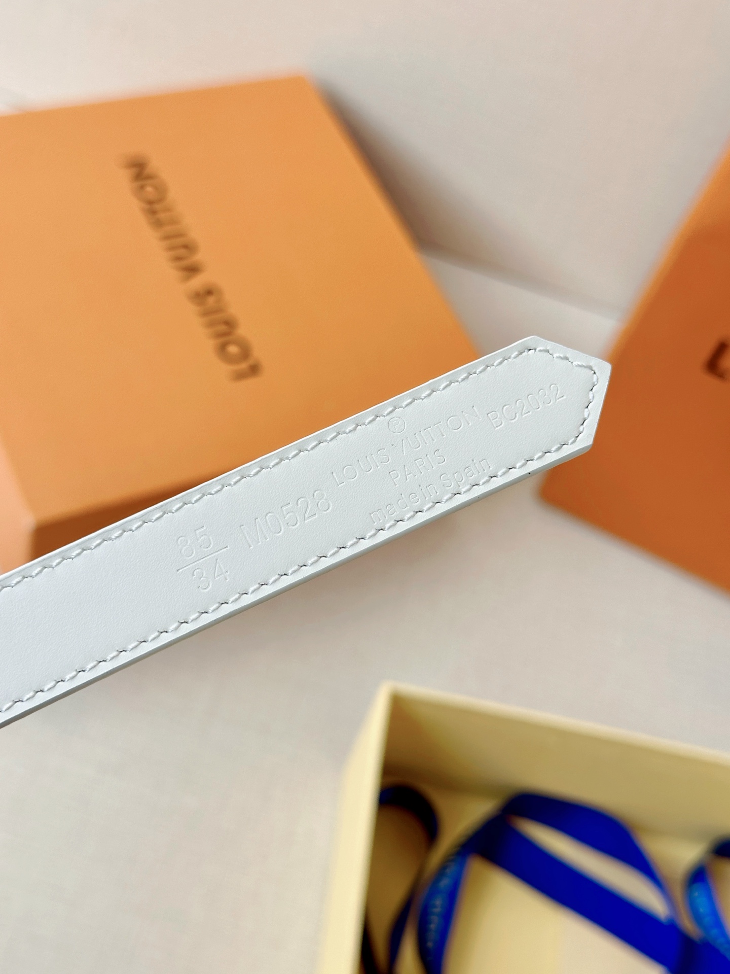 路易威登2.0宽精品铜扣老花腰带，经典老花邂逅四叶花扣，光影流转间熠熠生辉。深棕底色与浅金LV印记交织，