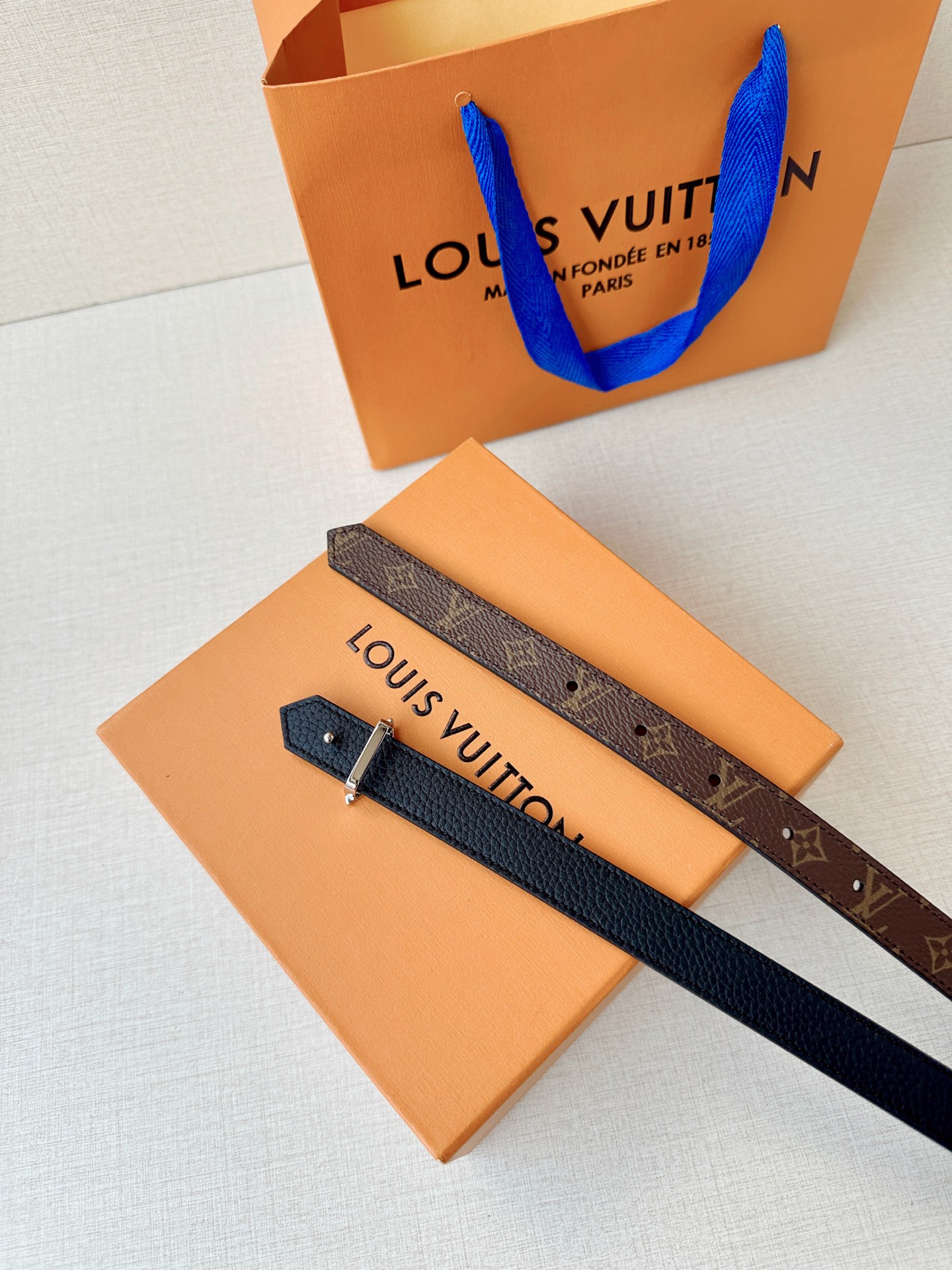 路易威登2.0宽精品铜扣老花腰带，经典老花邂逅四叶花扣，光影流转间熠熠生辉。深棕底色与浅金LV印记交织，