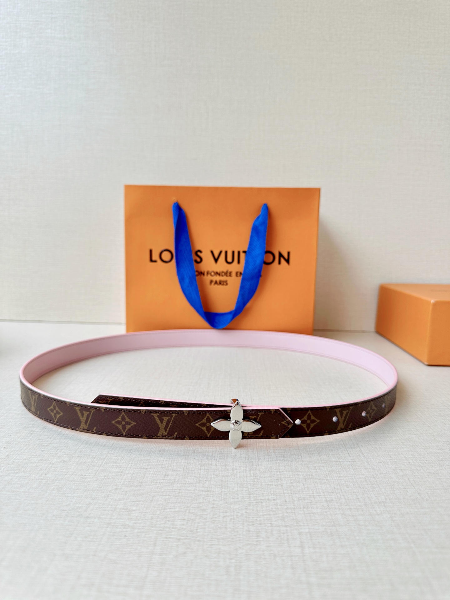 路易威登2.0宽精品铜扣老花腰带，经典老花邂逅四叶花扣，光影流转间熠熠生辉。深棕底色与浅金LV印记交织，