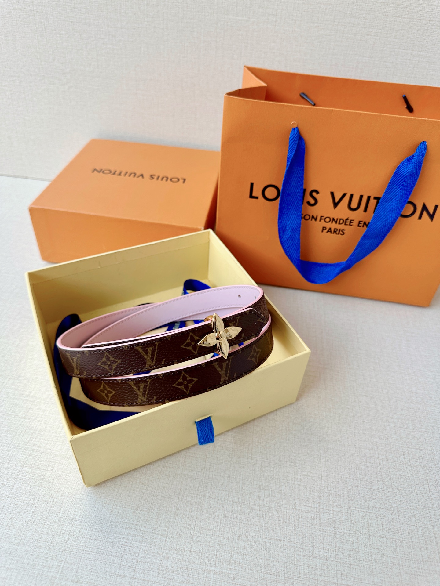 路易威登2.0宽精品铜扣老花腰带，经典老花邂逅四叶花扣，光影流转间熠熠生辉。深棕底色与浅金LV印记交织，