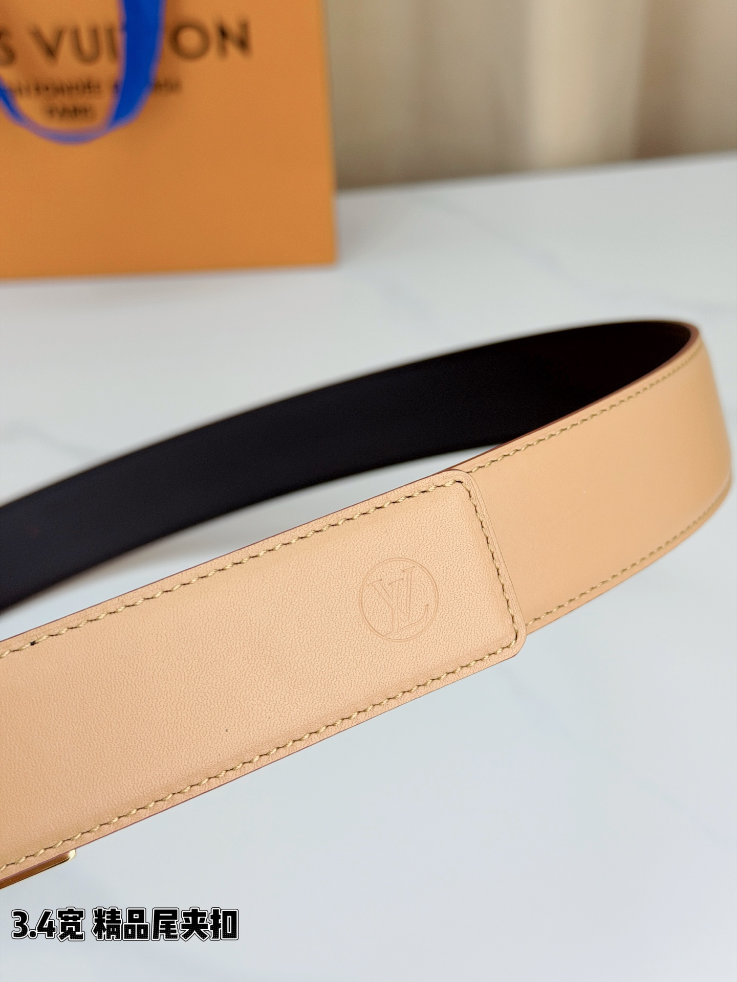 路易威登3.4宽精品尾夹扣腰带，裸粉皮革温婉流转，触感细腻如丝。银色 金色针扣缀以尾夹，熠熠生辉间刻印品