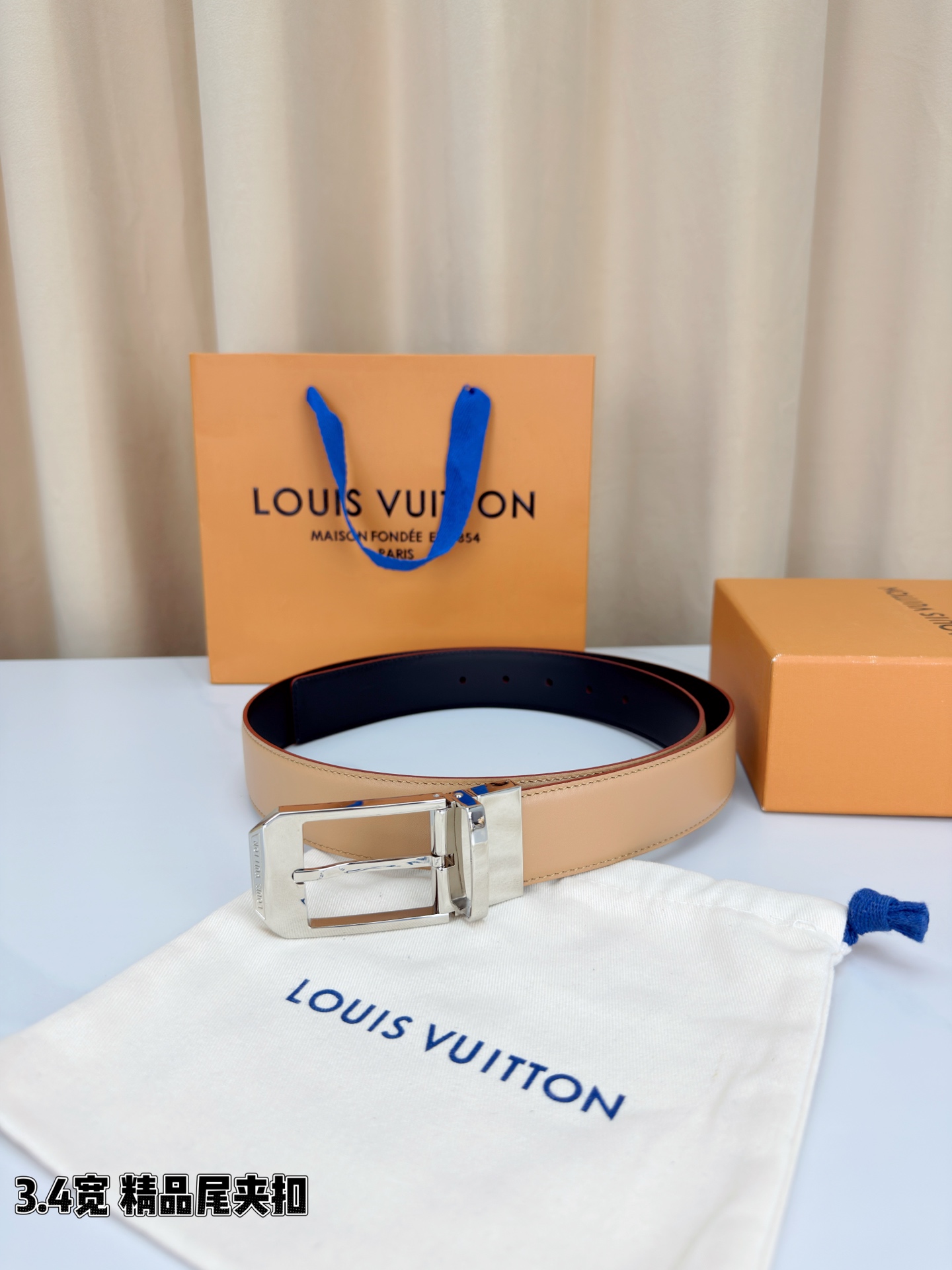 路易威登3.4宽精品尾夹扣腰带，裸粉皮革温婉流转，触感细腻如丝。银色 金色针扣缀以尾夹，熠熠生辉间刻印品