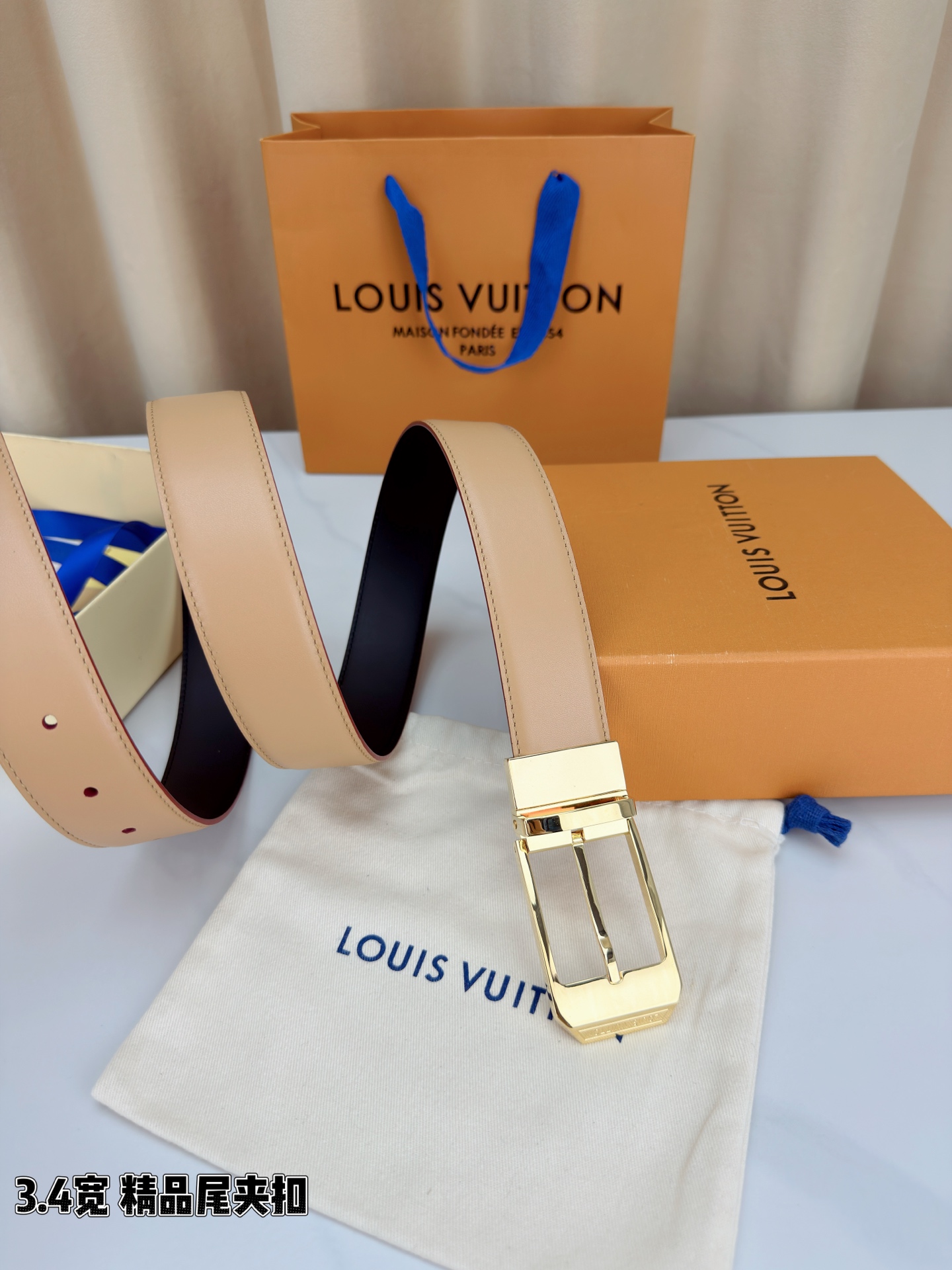 路易威登3.4宽精品尾夹扣腰带，裸粉皮革温婉流转，触感细腻如丝。银色 金色针扣缀以尾夹，熠熠生辉间刻印品