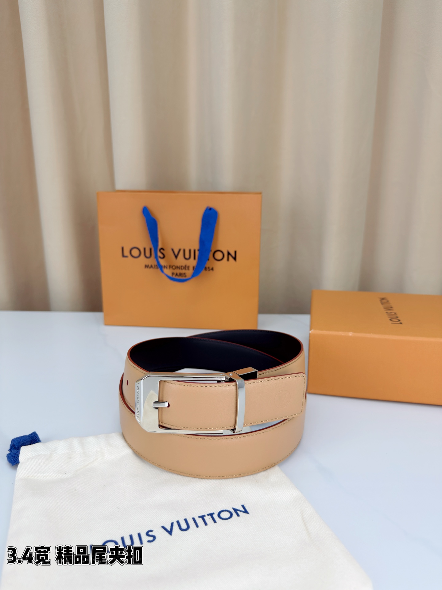 路易威登3.4宽精品尾夹扣腰带，裸粉皮革温婉流转，触感细腻如丝。银色 金色针扣缀以尾夹，熠熠生辉间刻印品