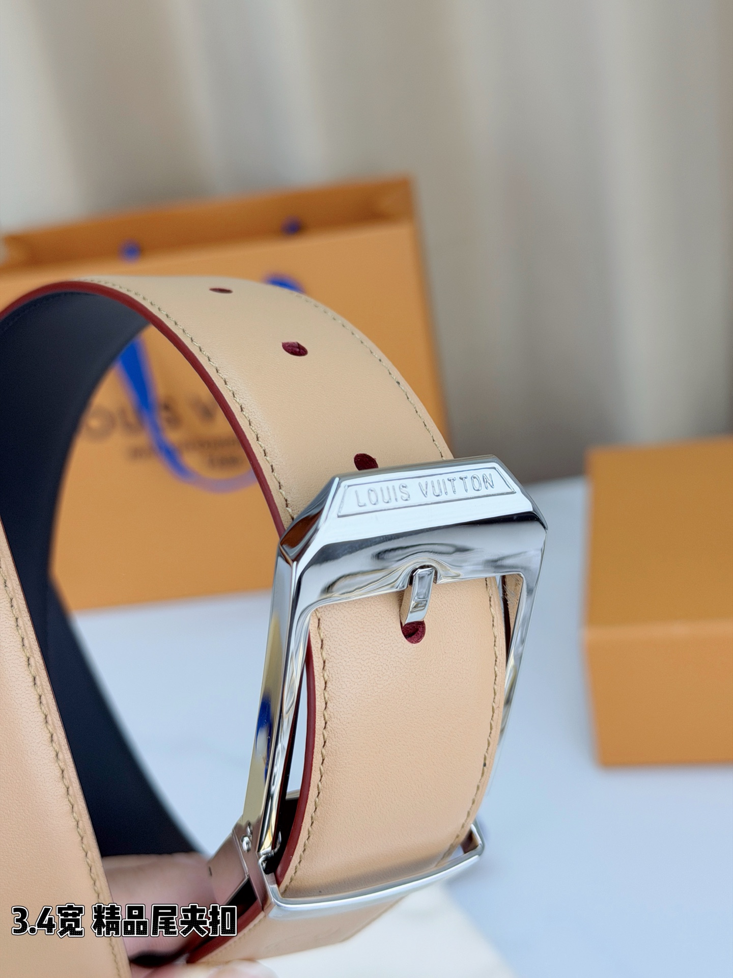 路易威登3.4宽精品尾夹扣腰带，裸粉皮革温婉流转，触感细腻如丝。银色 金色针扣缀以尾夹，熠熠生辉间刻印品