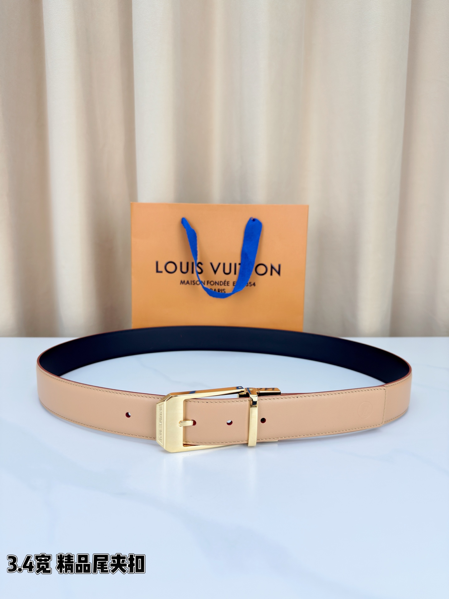 路易威登3.4宽精品尾夹扣腰带，裸粉皮革温婉流转，触感细腻如丝。银色 金色针扣缀以尾夹，熠熠生辉间刻印品