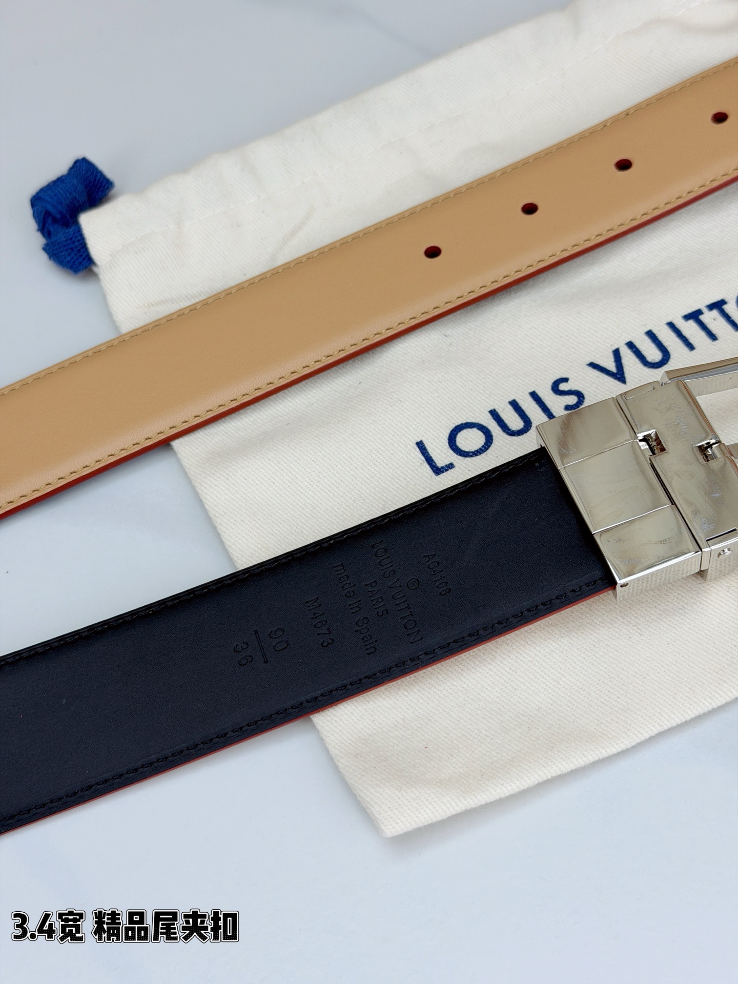 路易威登3.4宽精品尾夹扣腰带，裸粉皮革温婉流转，触感细腻如丝。银色 金色针扣缀以尾夹，熠熠生辉间刻印品