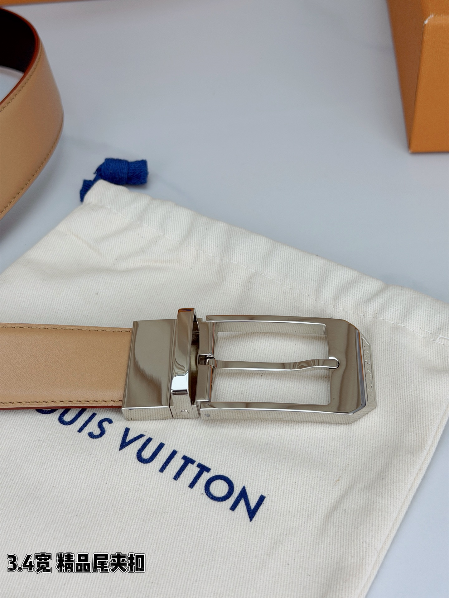 路易威登3.4宽精品尾夹扣腰带，裸粉皮革温婉流转，触感细腻如丝。银色 金色针扣缀以尾夹，熠熠生辉间刻印品