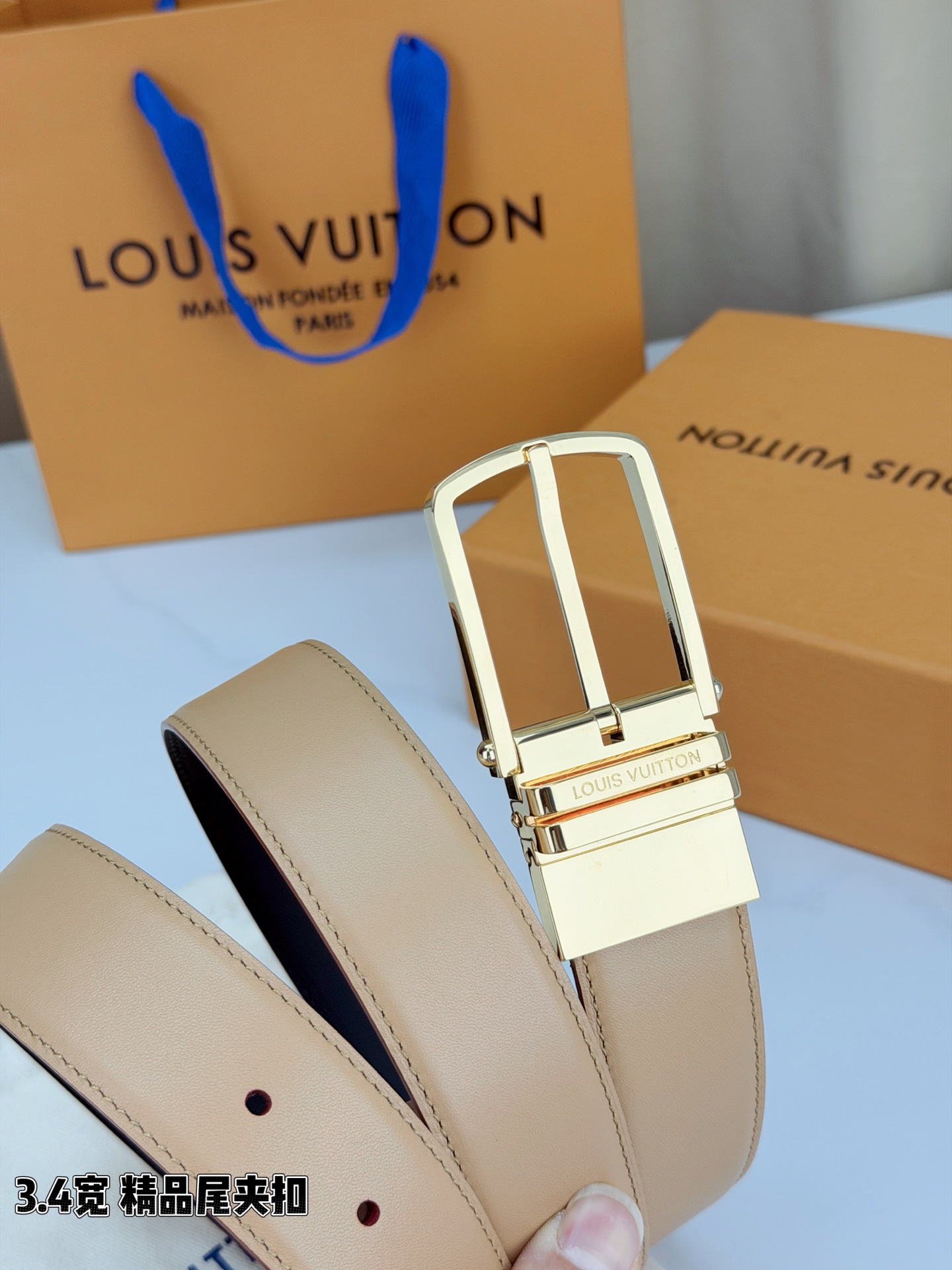 路易威登3.4宽精品尾夹扣腰带，裸粉皮革温婉流转，触感细腻如丝。银色 金色针扣缀以尾夹，熠熠生辉间刻印品