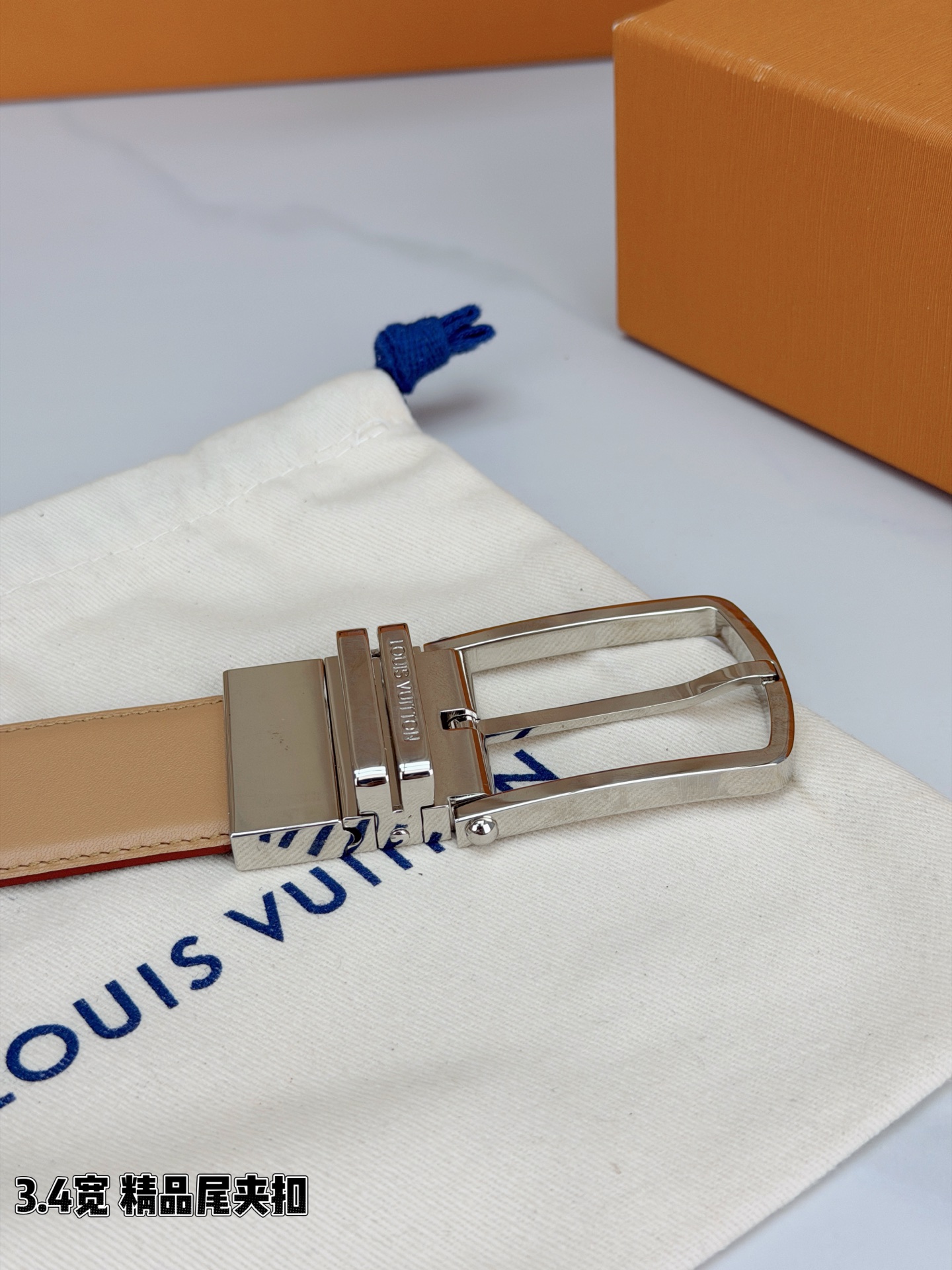 路易威登3.4宽精品尾夹扣腰带，裸粉皮革温婉流转，触感细腻如丝。银色 金色针扣缀以尾夹，熠熠生辉间刻印品