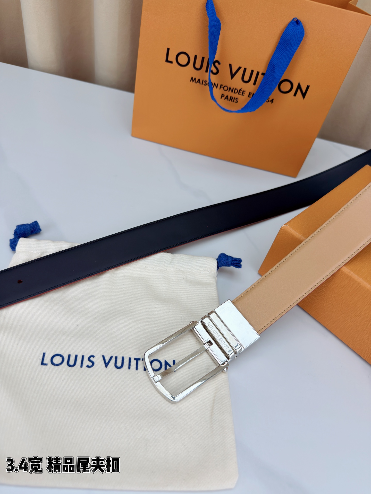 路易威登3.4宽精品尾夹扣腰带，裸粉皮革温婉流转，触感细腻如丝。银色 金色针扣缀以尾夹，熠熠生辉间刻印品