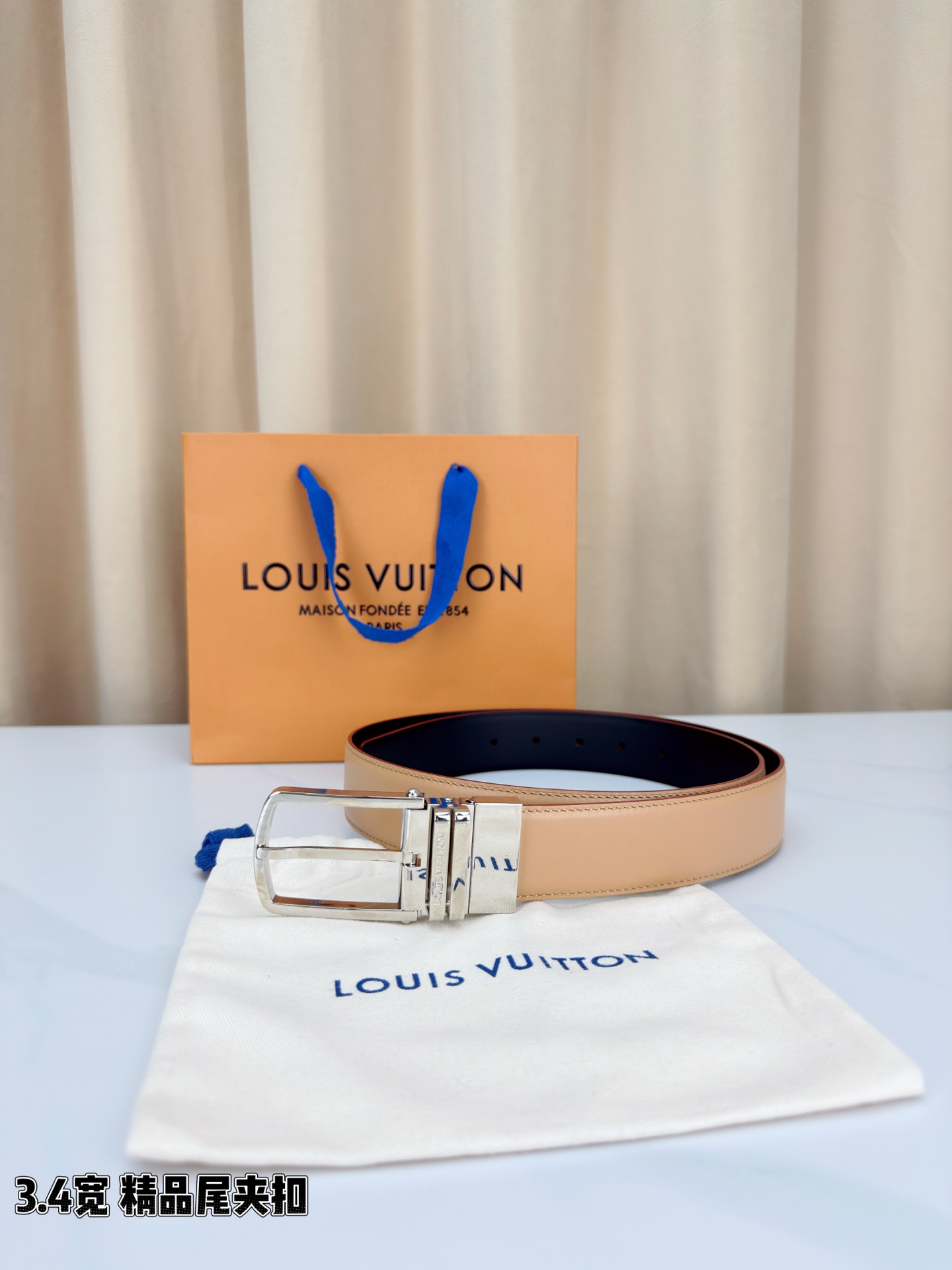 路易威登3.4宽精品尾夹扣腰带，裸粉皮革温婉流转，触感细腻如丝。银色 金色针扣缀以尾夹，熠熠生辉间刻印品