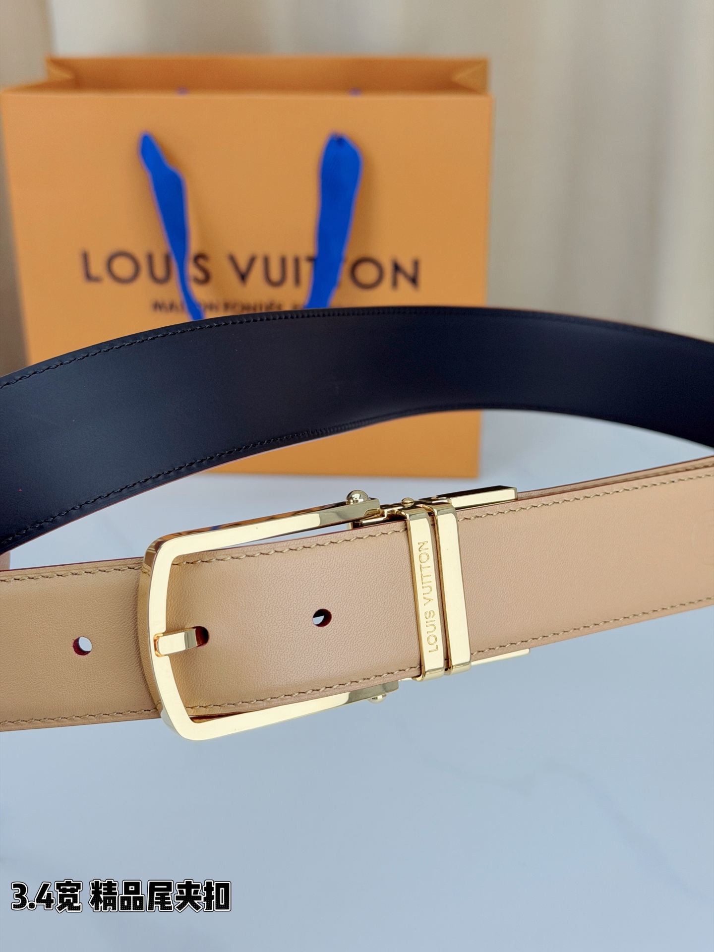 路易威登3.4宽精品尾夹扣腰带，裸粉皮革温婉流转，触感细腻如丝。银色 金色针扣缀以尾夹，熠熠生辉间刻印品