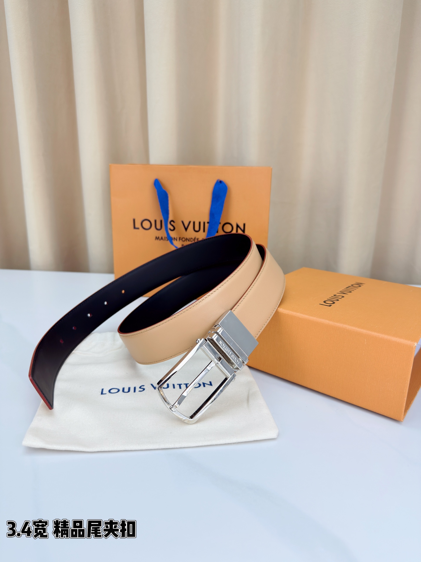 路易威登3.4宽精品尾夹扣腰带，裸粉皮革温婉流转，触感细腻如丝。银色 金色针扣缀以尾夹，熠熠生辉间刻印品