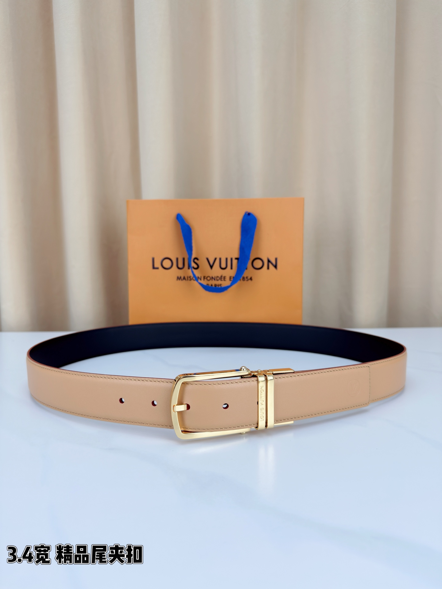 路易威登3.4宽精品尾夹扣腰带，裸粉皮革温婉流转，触感细腻如丝。银色 金色针扣缀以尾夹，熠熠生辉间刻印品