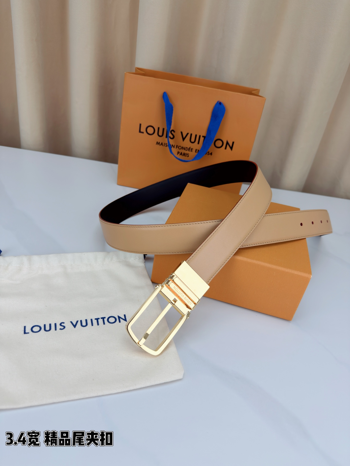 路易威登3.4宽精品尾夹扣腰带，裸粉皮革温婉流转，触感细腻如丝。银色 金色针扣缀以尾夹，熠熠生辉间刻印品
