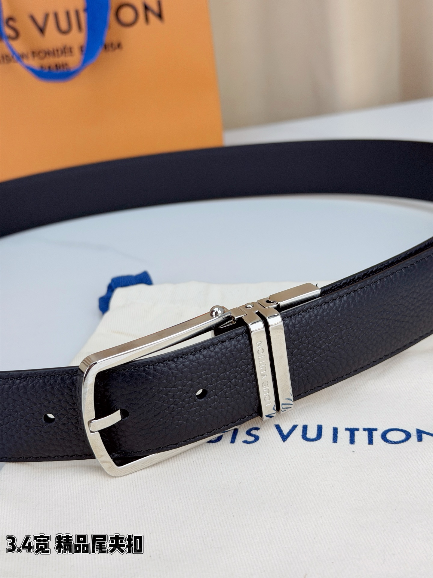 路易威登3.4宽精品尾夹扣腰带，黑色荔枝纹皮革邂逅细腻触感，颗粒肌理温婉流转。金色针扣熠熠生辉，银色金色