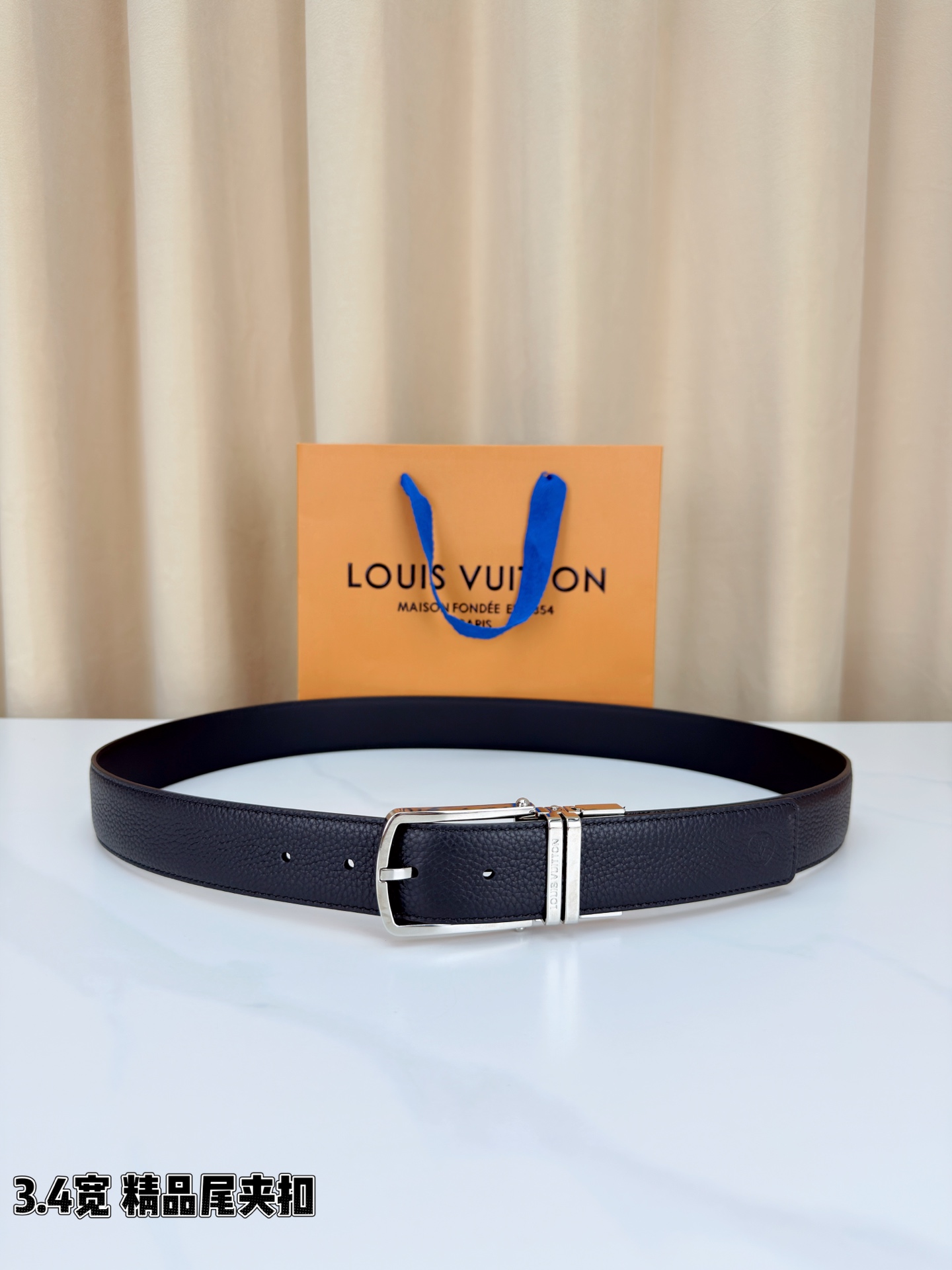 路易威登3.4宽精品尾夹扣腰带，黑色荔枝纹皮革邂逅细腻触感，颗粒肌理温婉流转。金色针扣熠熠生辉，银色金色