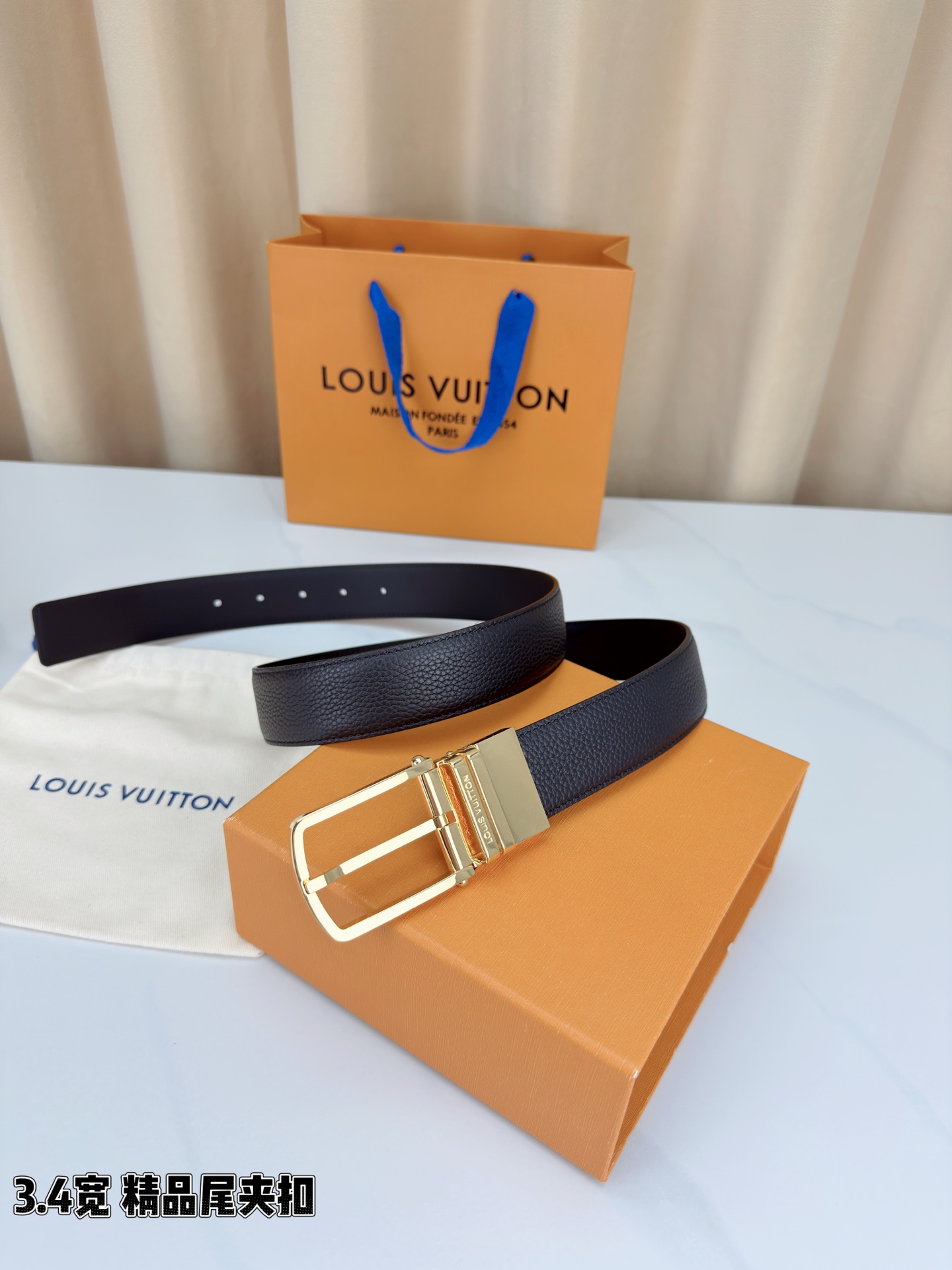 路易威登3.4宽精品尾夹扣腰带，黑色荔枝纹皮革邂逅细腻触感，颗粒肌理温婉流转。金色针扣熠熠生辉，银色金色