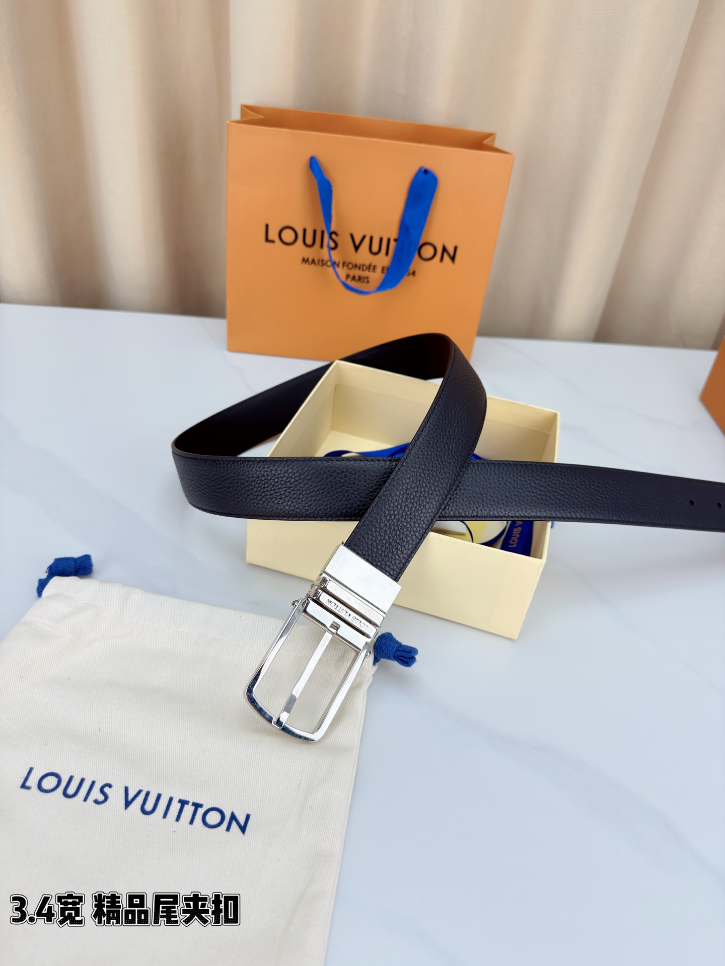 路易威登3.4宽精品尾夹扣腰带，黑色荔枝纹皮革邂逅细腻触感，颗粒肌理温婉流转。金色针扣熠熠生辉，银色金色