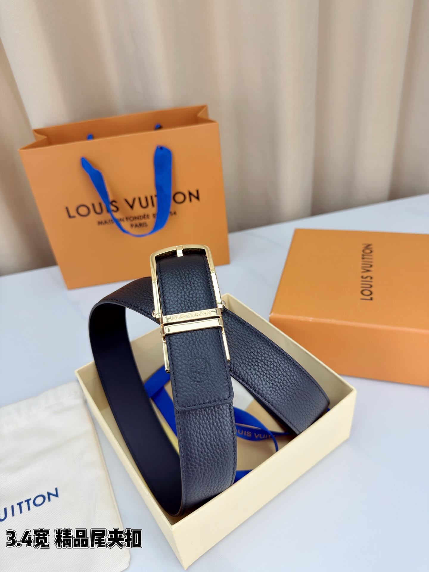 路易威登3.4宽精品尾夹扣腰带，黑色荔枝纹皮革邂逅细腻触感，颗粒肌理温婉流转。金色针扣熠熠生辉，银色金色