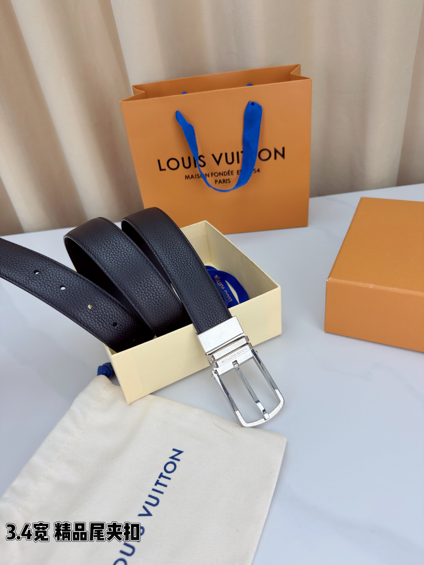 路易威登3.4宽精品尾夹扣腰带，黑色荔枝纹皮革邂逅细腻触感，颗粒肌理温婉流转。金色针扣熠熠生辉，银色金色