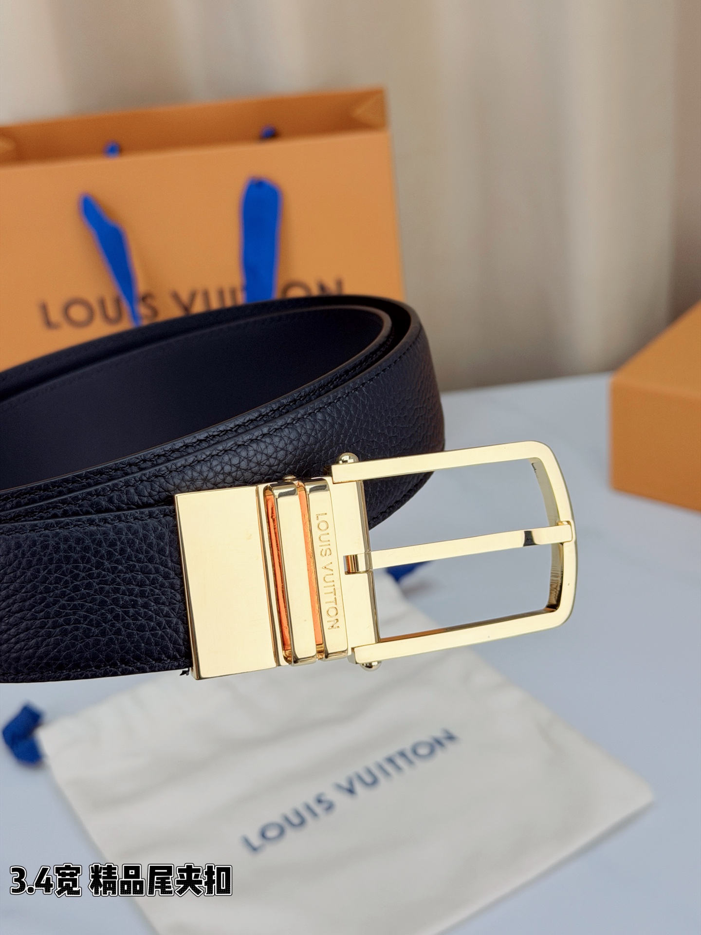 路易威登3.4宽精品尾夹扣腰带，黑色荔枝纹皮革邂逅细腻触感，颗粒肌理温婉流转。金色针扣熠熠生辉，银色金色