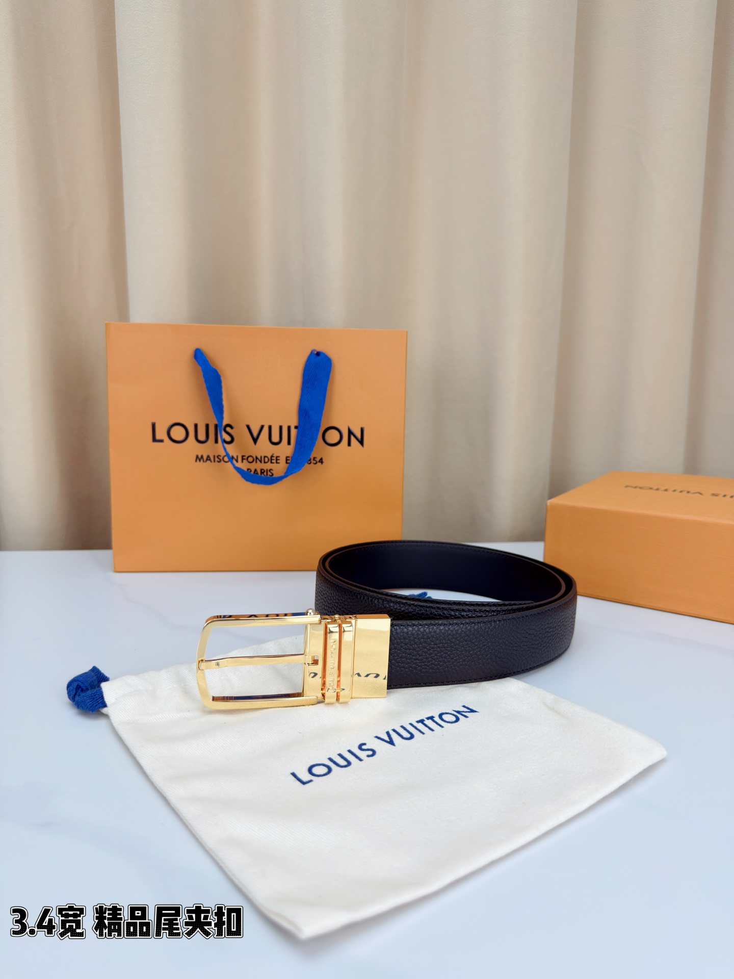 路易威登3.4宽精品尾夹扣腰带，黑色荔枝纹皮革邂逅细腻触感，颗粒肌理温婉流转。金色针扣熠熠生辉，银色金色