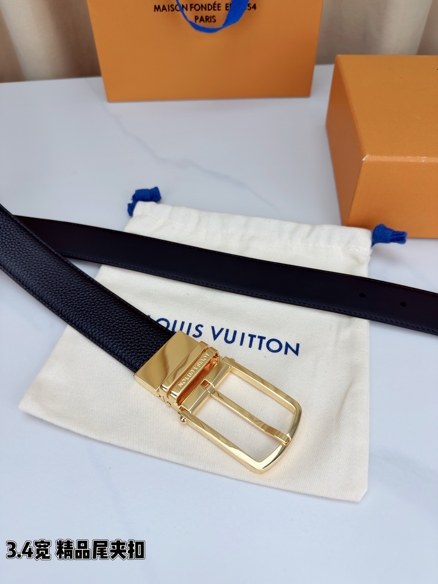 路易威登3.4宽精品尾夹扣腰带，黑色荔枝纹皮革邂逅细腻触感，颗粒肌理温婉流转。金色针扣熠熠生辉，银色金色