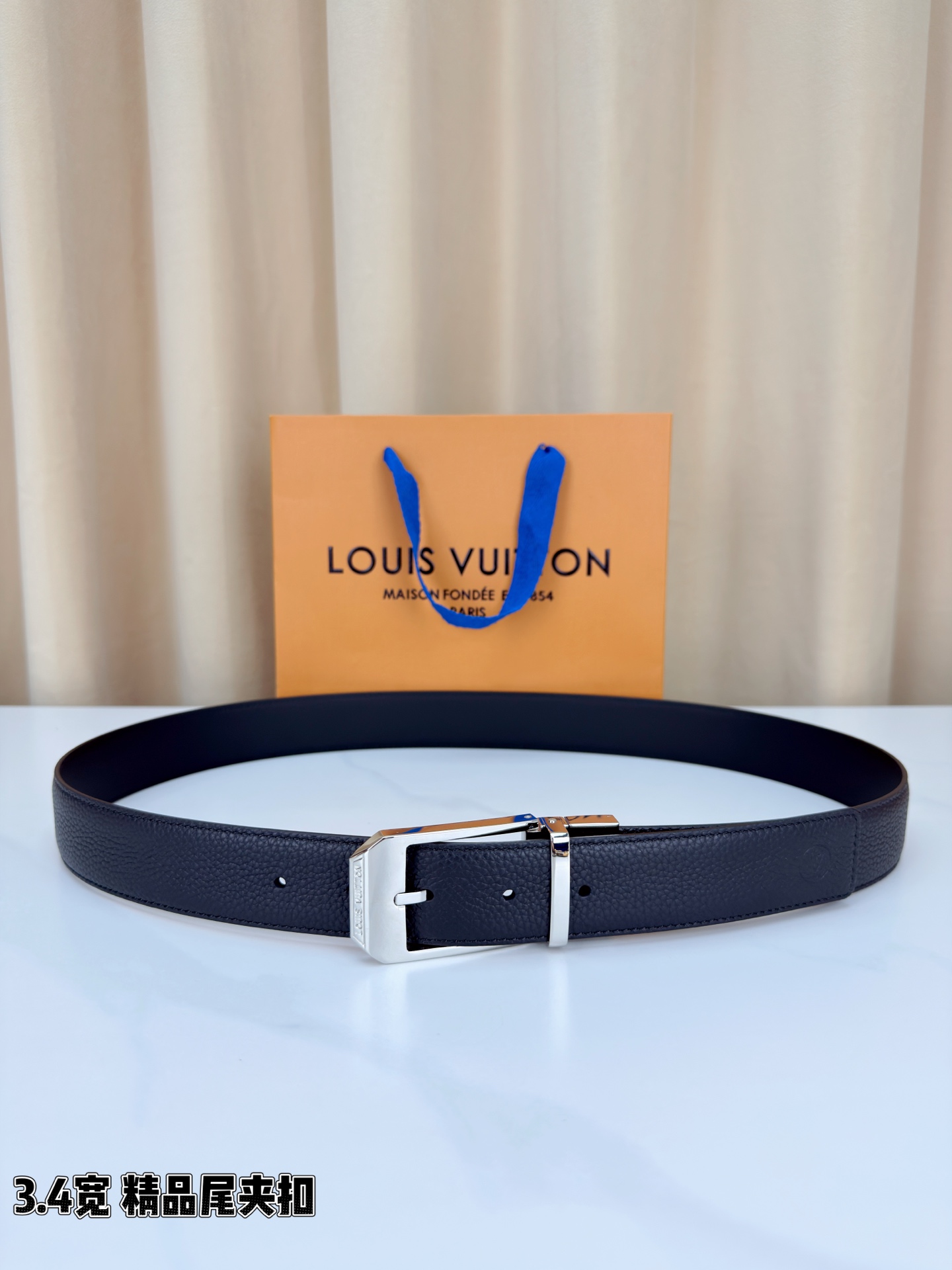 路易威登3.4宽精品尾夹扣腰带，黑色荔枝纹皮革邂逅细腻触感，颗粒肌理温婉流转。金色针扣熠熠生辉，银色金色