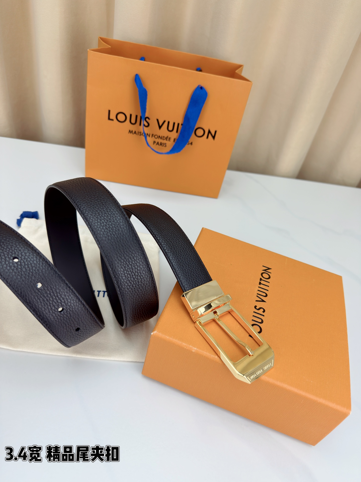 路易威登3.4宽精品尾夹扣腰带，黑色荔枝纹皮革邂逅细腻触感，颗粒肌理温婉流转。金色针扣熠熠生辉，银色金色
