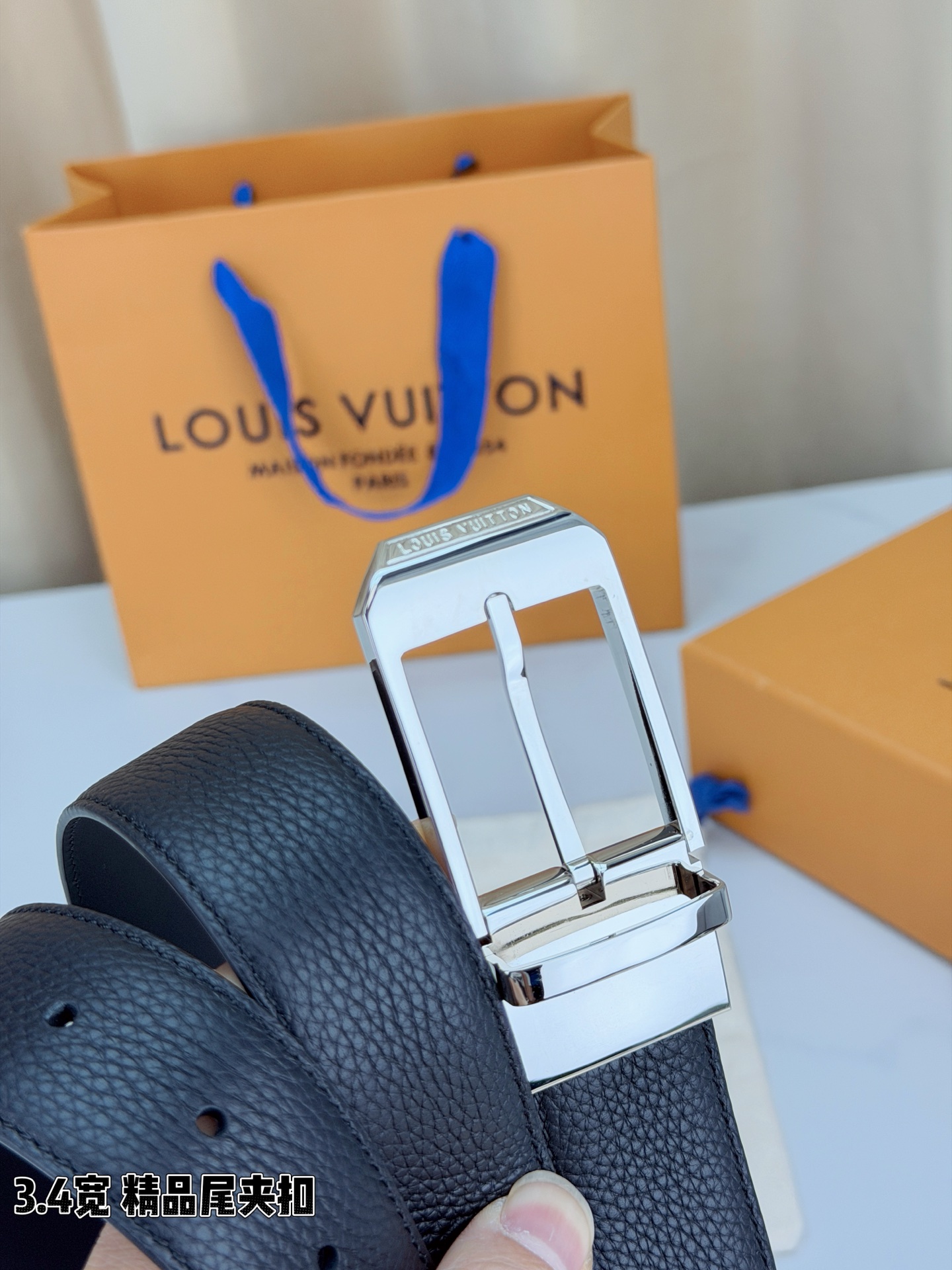 路易威登3.4宽精品尾夹扣腰带，黑色荔枝纹皮革邂逅细腻触感，颗粒肌理温婉流转。金色针扣熠熠生辉，银色金色