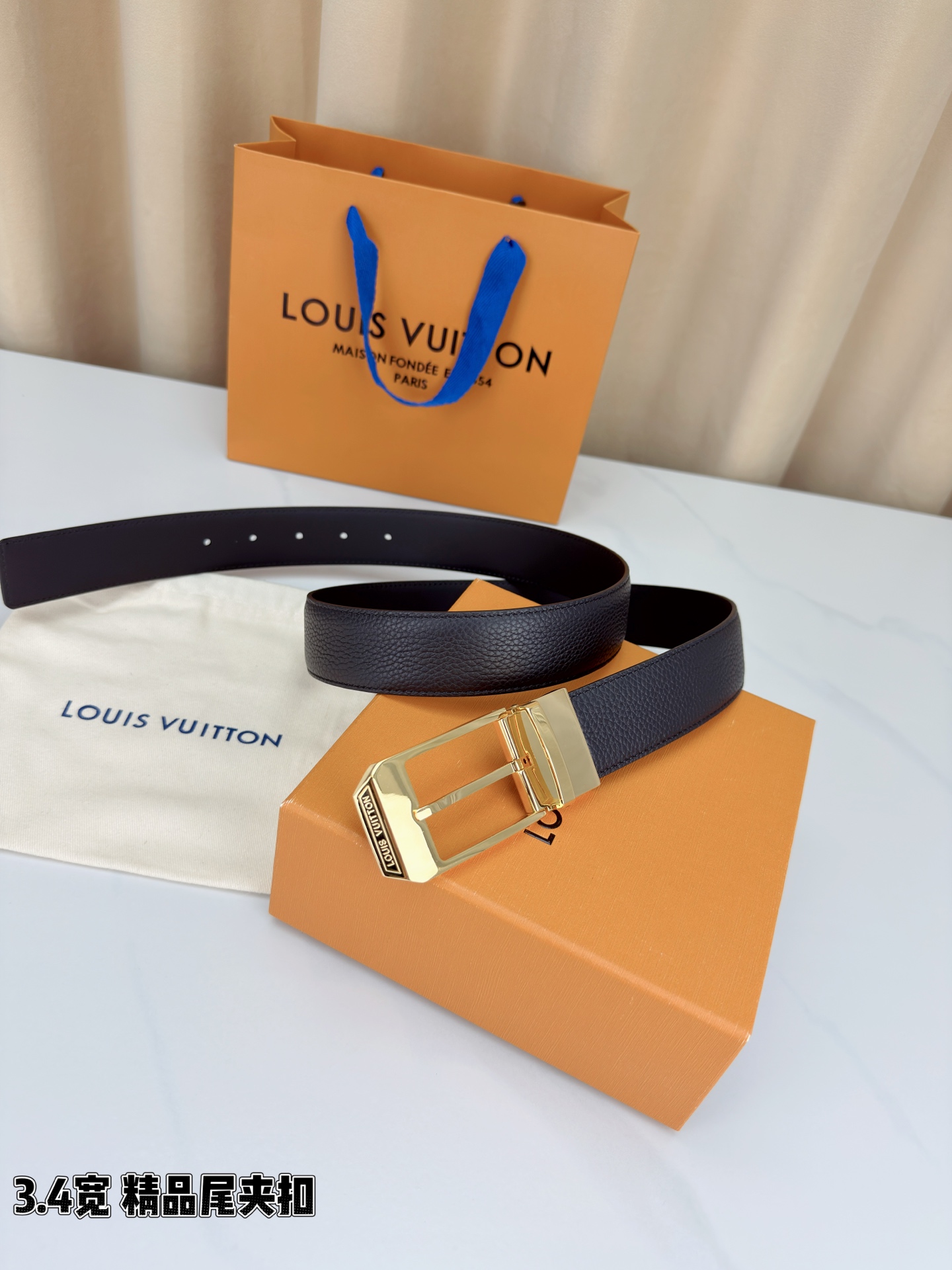 路易威登3.4宽精品尾夹扣腰带，黑色荔枝纹皮革邂逅细腻触感，颗粒肌理温婉流转。金色针扣熠熠生辉，银色金色