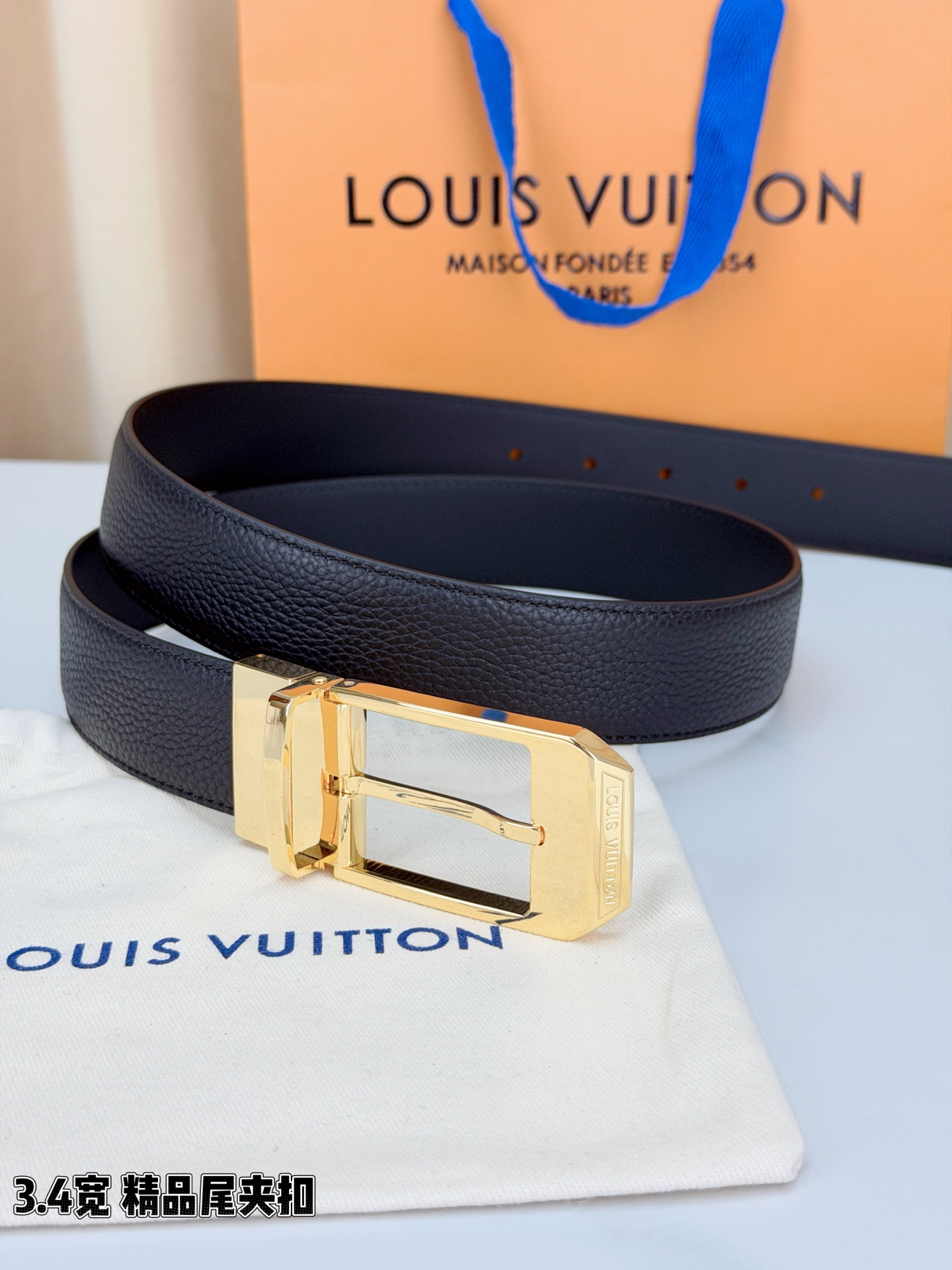路易威登3.4宽精品尾夹扣腰带，黑色荔枝纹皮革邂逅细腻触感，颗粒肌理温婉流转。金色针扣熠熠生辉，银色金色