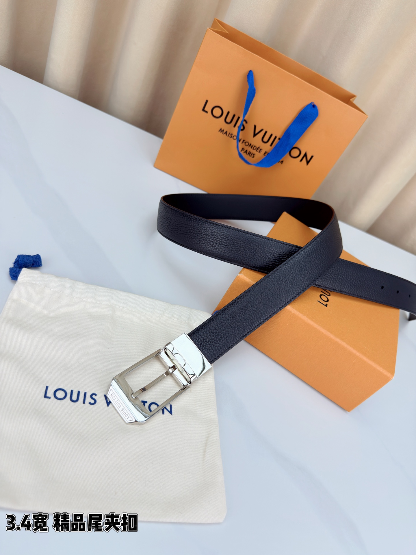 路易威登3.4宽精品尾夹扣腰带，黑色荔枝纹皮革邂逅细腻触感，颗粒肌理温婉流转。金色针扣熠熠生辉，银色金色