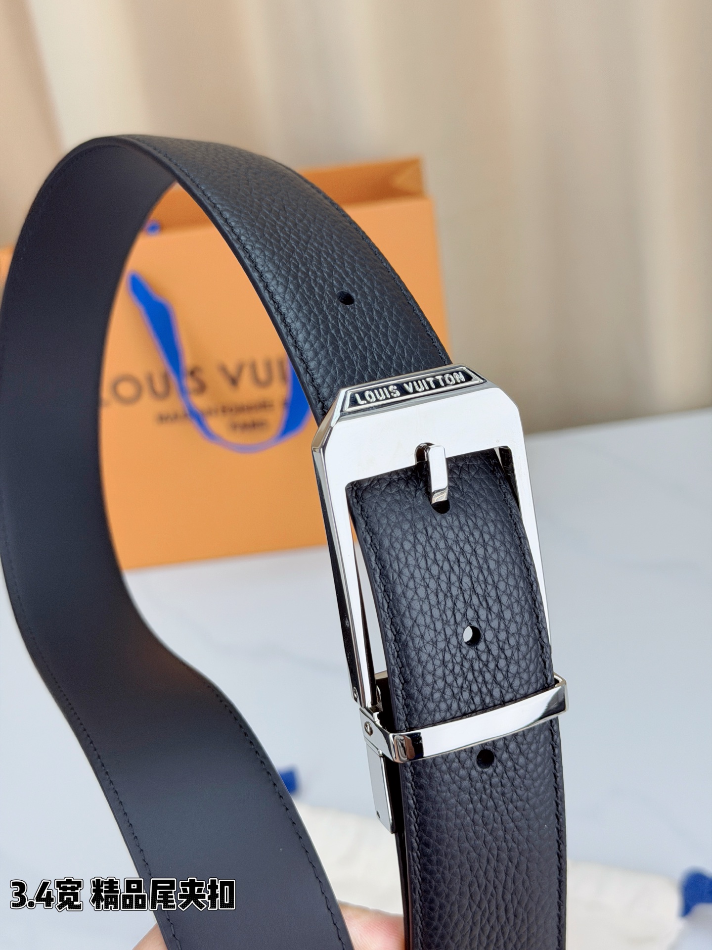 路易威登3.4宽精品尾夹扣腰带，黑色荔枝纹皮革邂逅细腻触感，颗粒肌理温婉流转。金色针扣熠熠生辉，银色金色