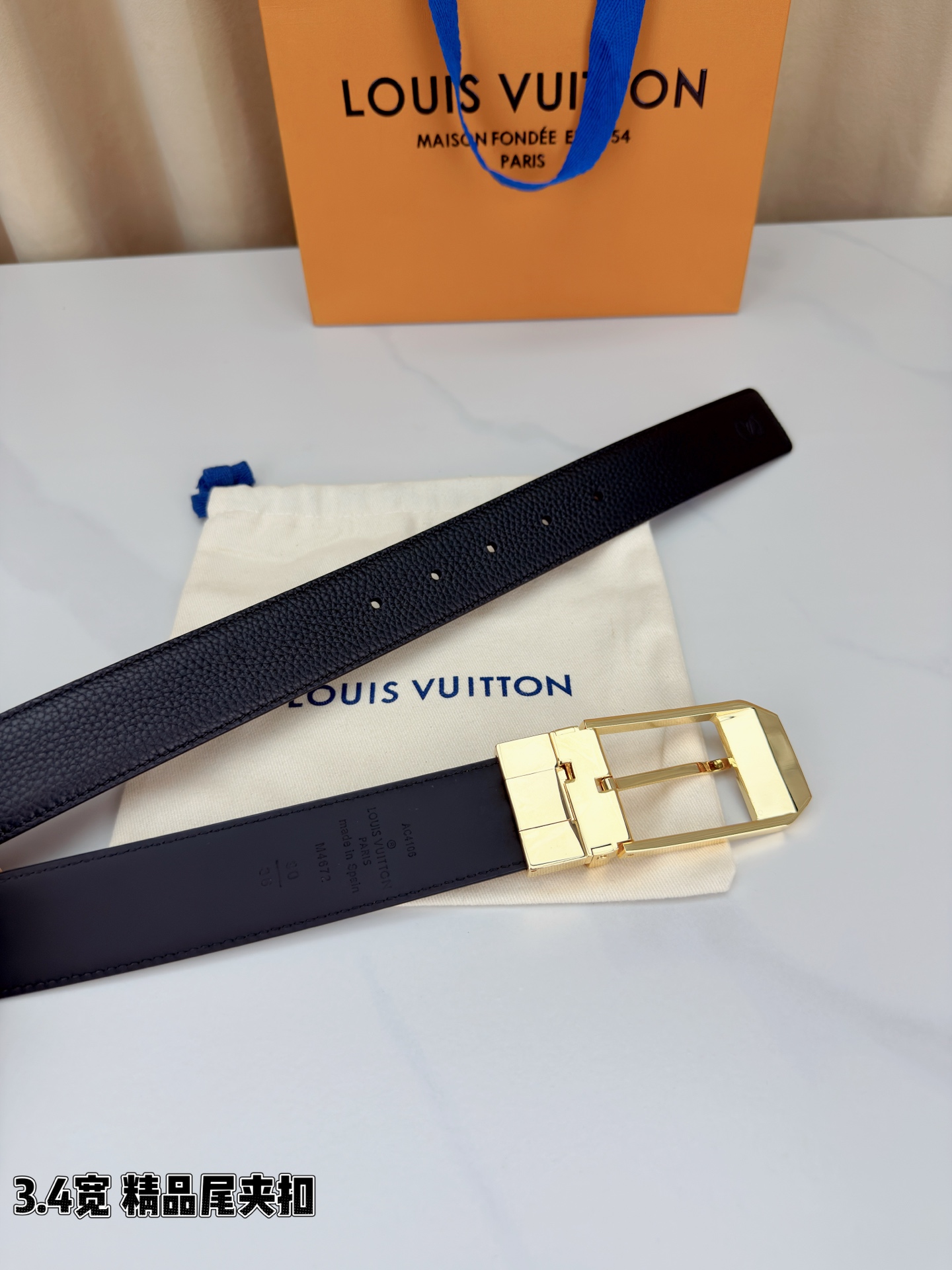 路易威登3.4宽精品尾夹扣腰带，黑色荔枝纹皮革邂逅细腻触感，颗粒肌理温婉流转。金色针扣熠熠生辉，银色金色