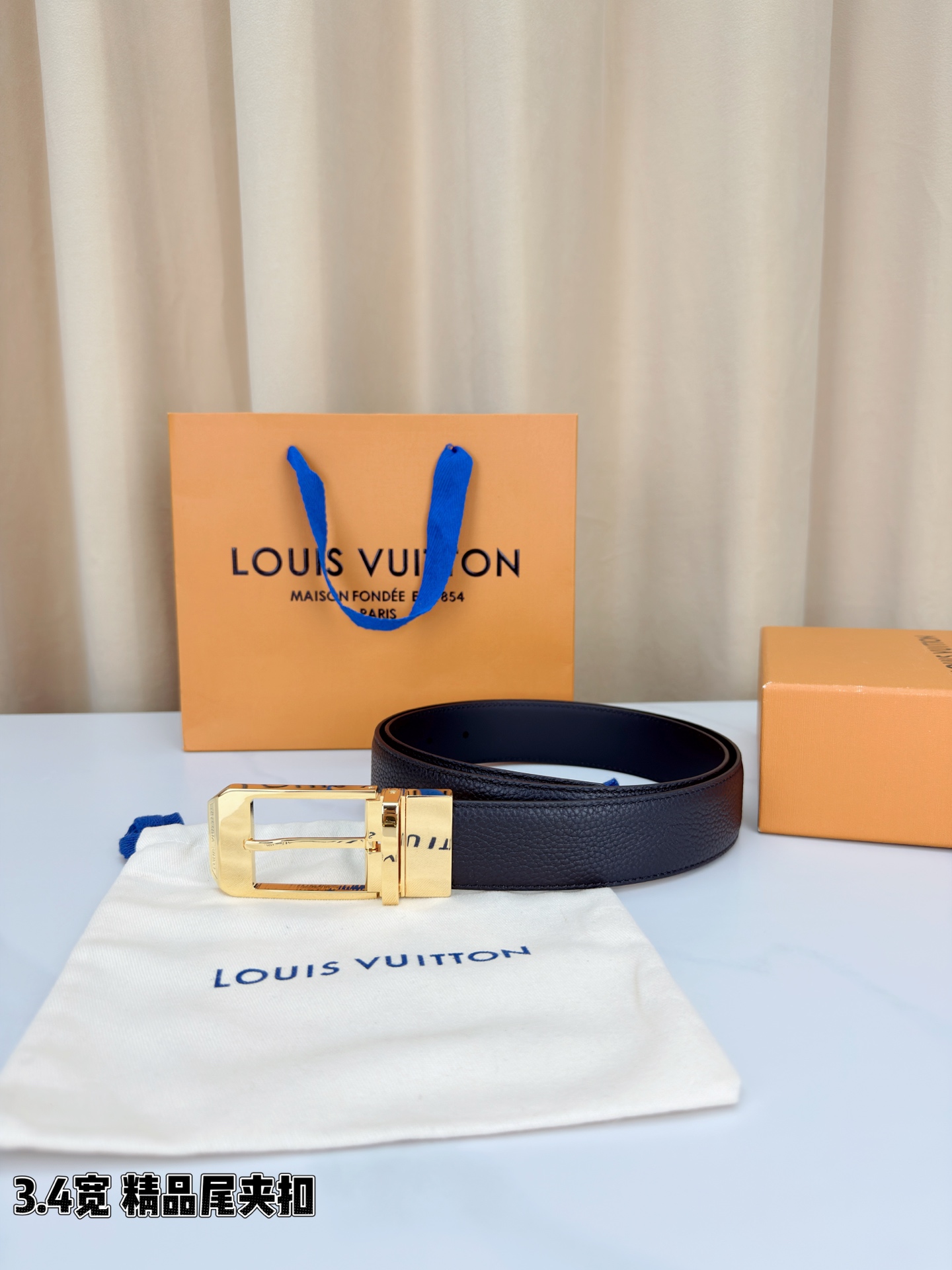 路易威登3.4宽精品尾夹扣腰带，黑色荔枝纹皮革邂逅细腻触感，颗粒肌理温婉流转。金色针扣熠熠生辉，银色金色