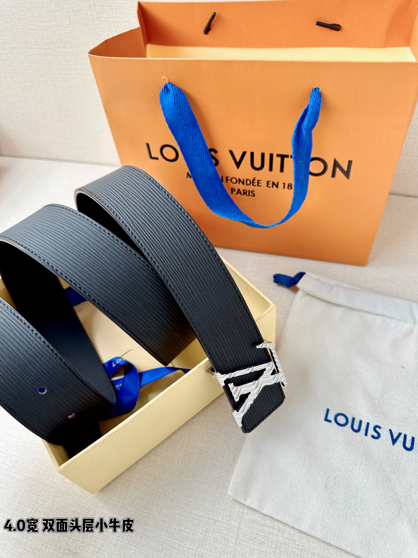 L0UIS VUITT0N （LV）男士专柜品质水波纹腰帶 寬度40毫米  配置精钢字母搭扣  扣头可随