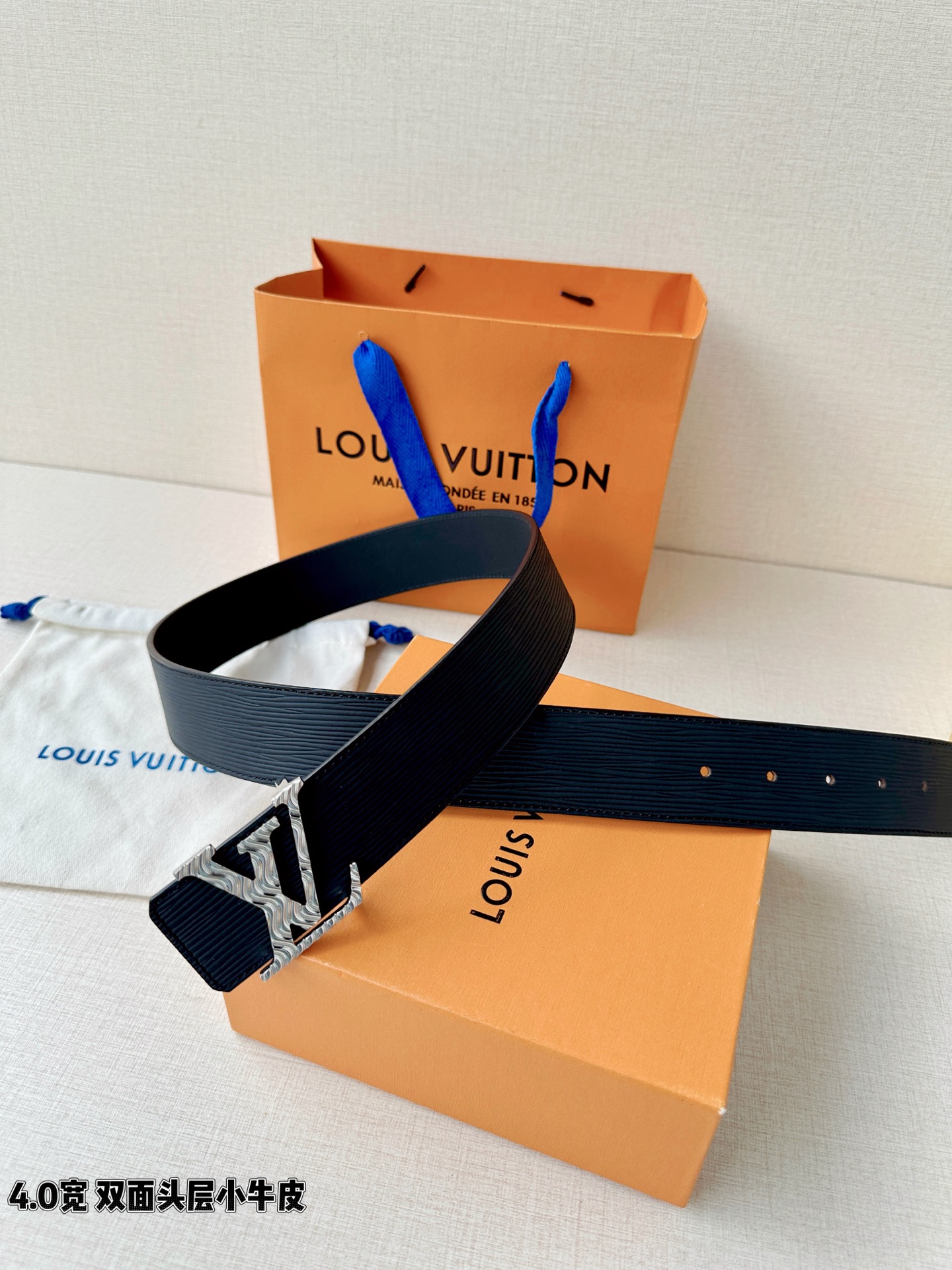 L0UIS VUITT0N （LV）男士专柜品质水波纹腰帶 寬度40毫米  配置精钢字母搭扣  扣头可随