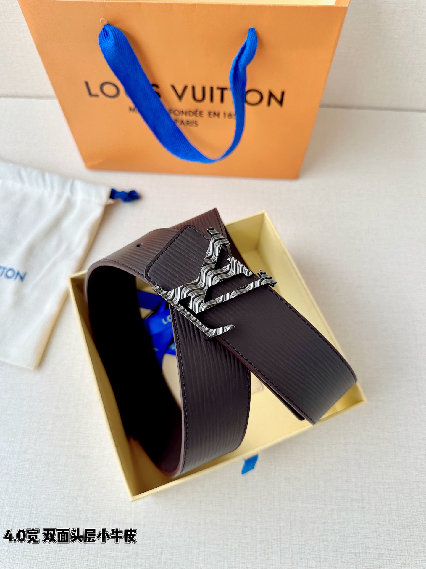 L0UIS VUITT0N （LV）男士专柜品质水波纹腰帶 寬度40毫米  配置精钢字母搭扣  扣头可随