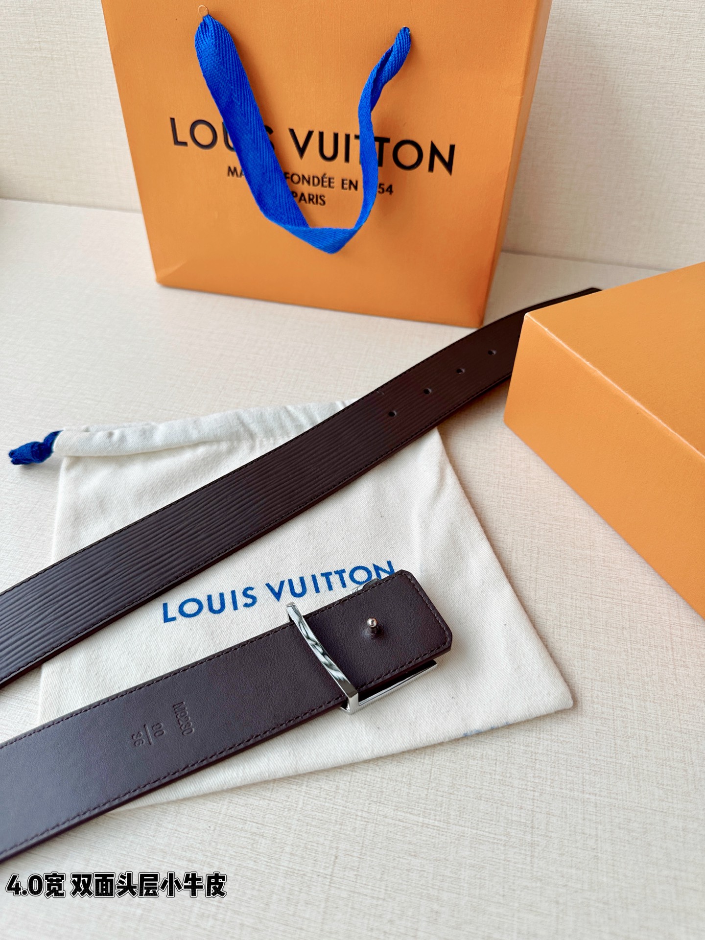 L0UIS VUITT0N （LV）男士专柜品质水波纹腰帶 寬度40毫米  配置精钢字母搭扣  扣头可随