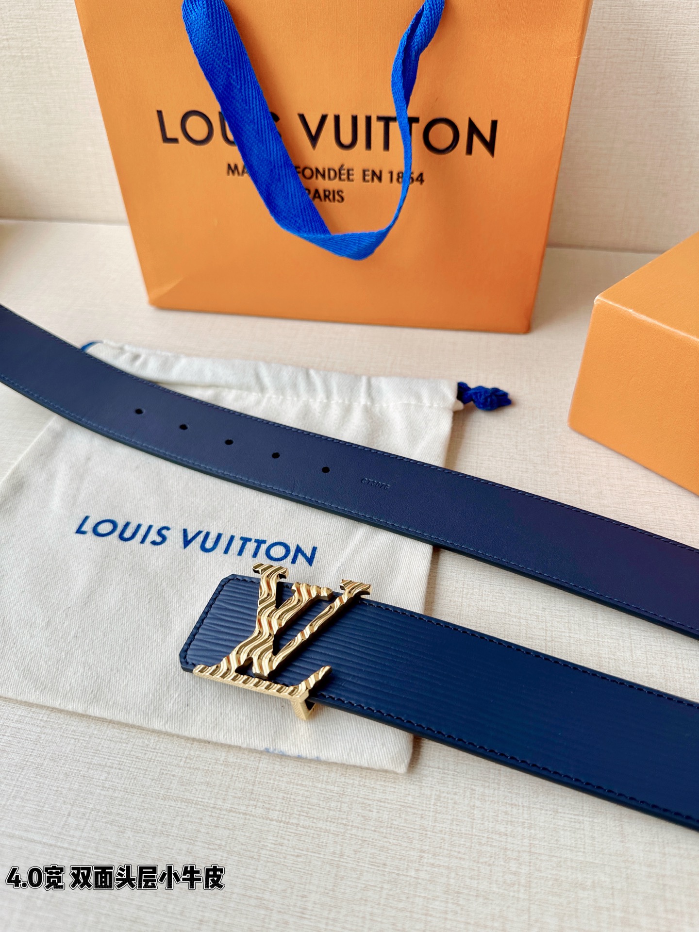 L0UIS VUITT0N （LV）男士专柜品质水波纹腰帶 寬度40毫米  配置精钢字母搭扣  扣头可随
