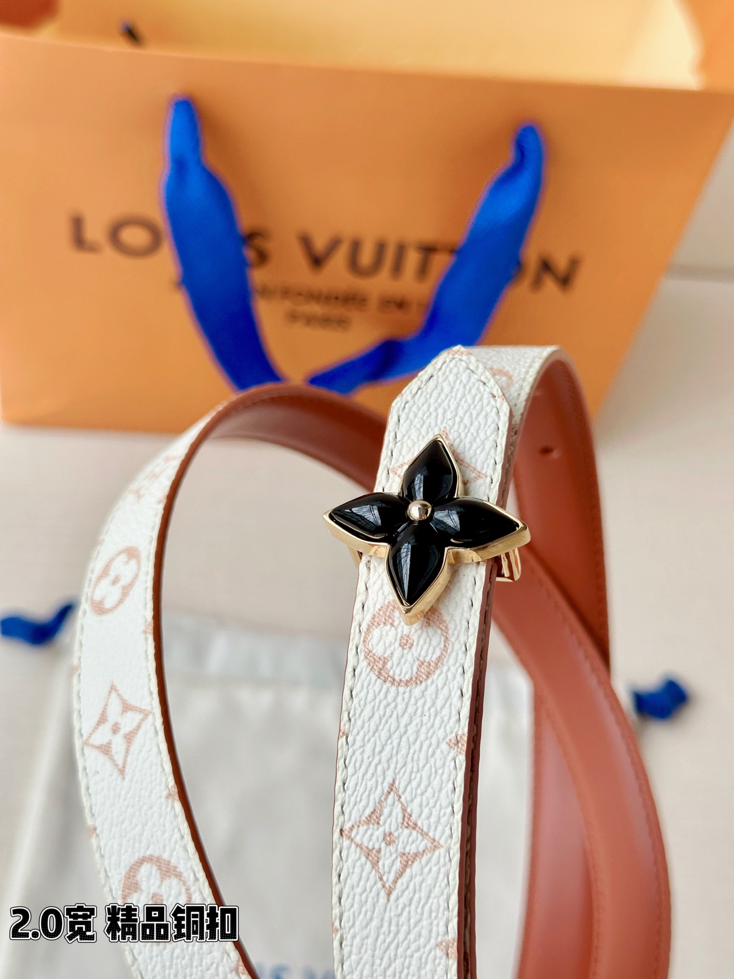2.0宽LV Mini Flowergram 双面腰带取材 Monogram 帆布和缝线皮革，以尖瓣 M
