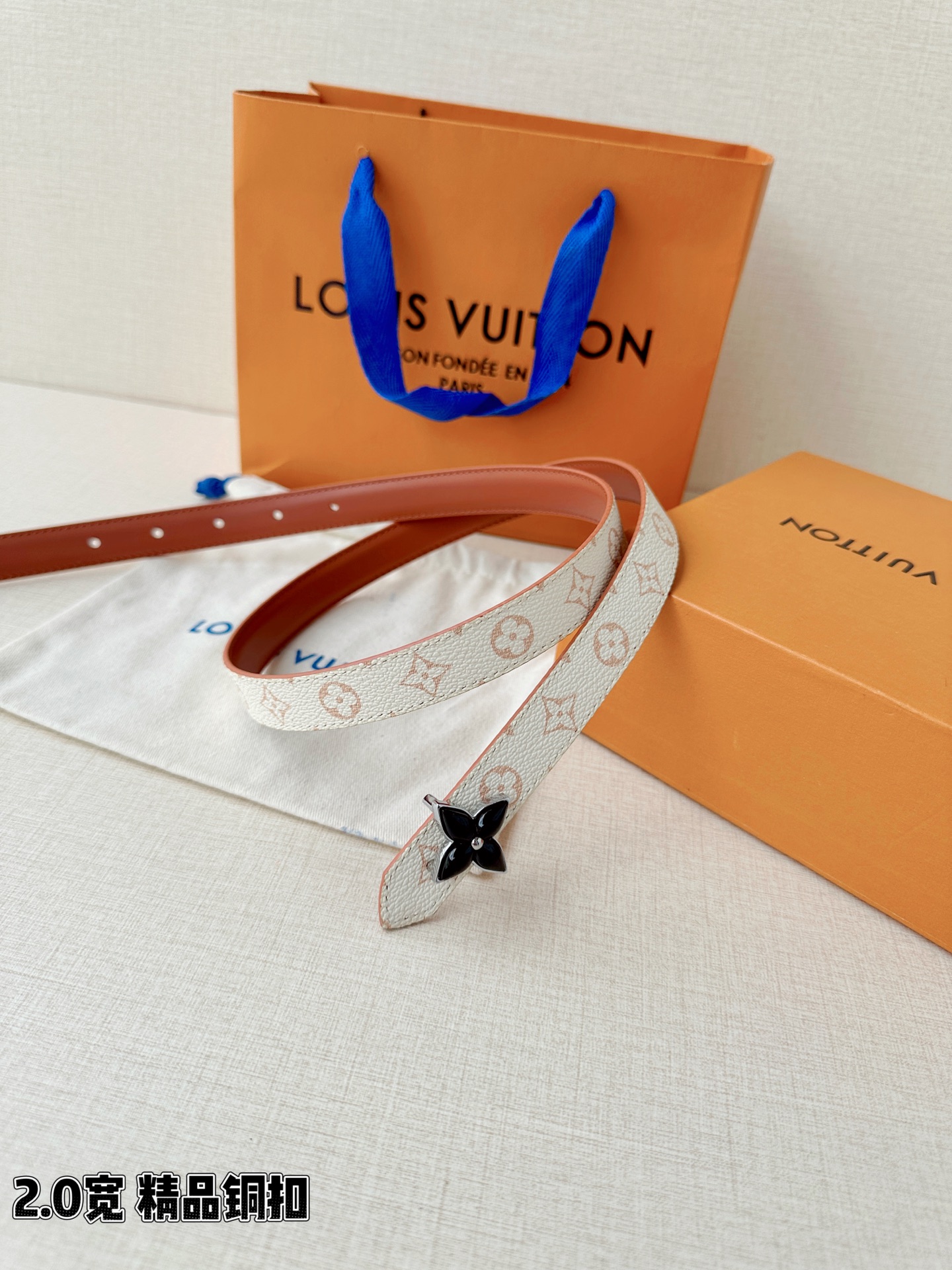 2.0宽LV Mini Flowergram 双面腰带取材 Monogram 帆布和缝线皮革，以尖瓣 M