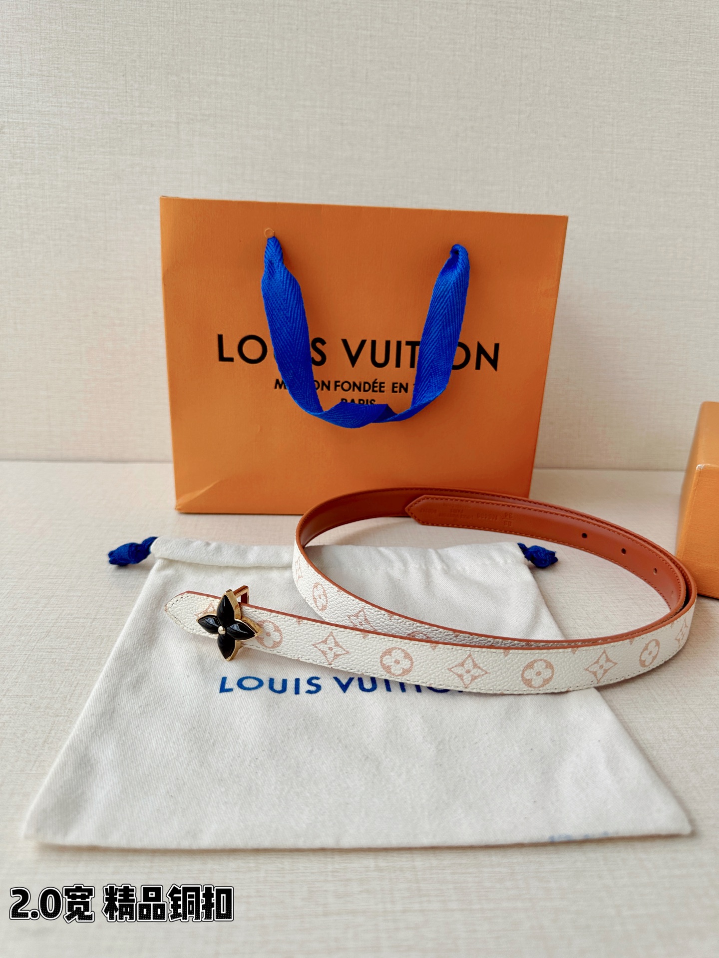 2.0宽LV Mini Flowergram 双面腰带取材 Monogram 帆布和缝线皮革，以尖瓣 M