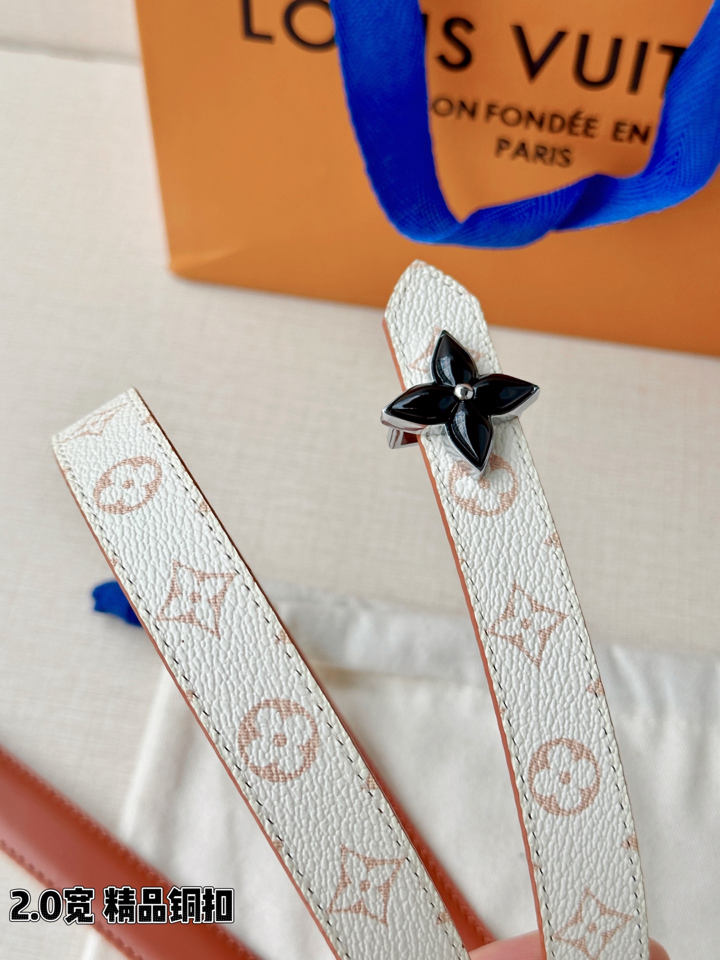 2.0宽LV Mini Flowergram 双面腰带取材 Monogram 帆布和缝线皮革，以尖瓣 M