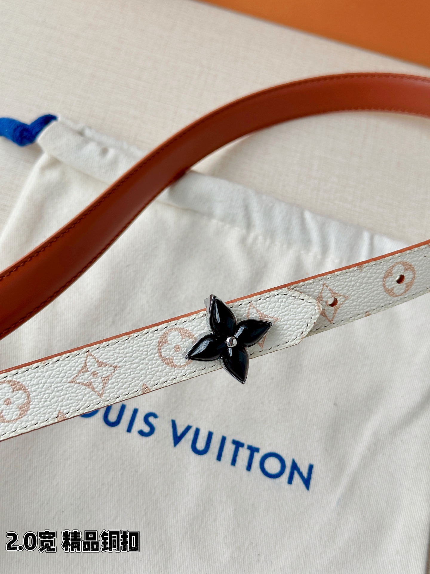 2.0宽LV Mini Flowergram 双面腰带取材 Monogram 帆布和缝线皮革，以尖瓣 M